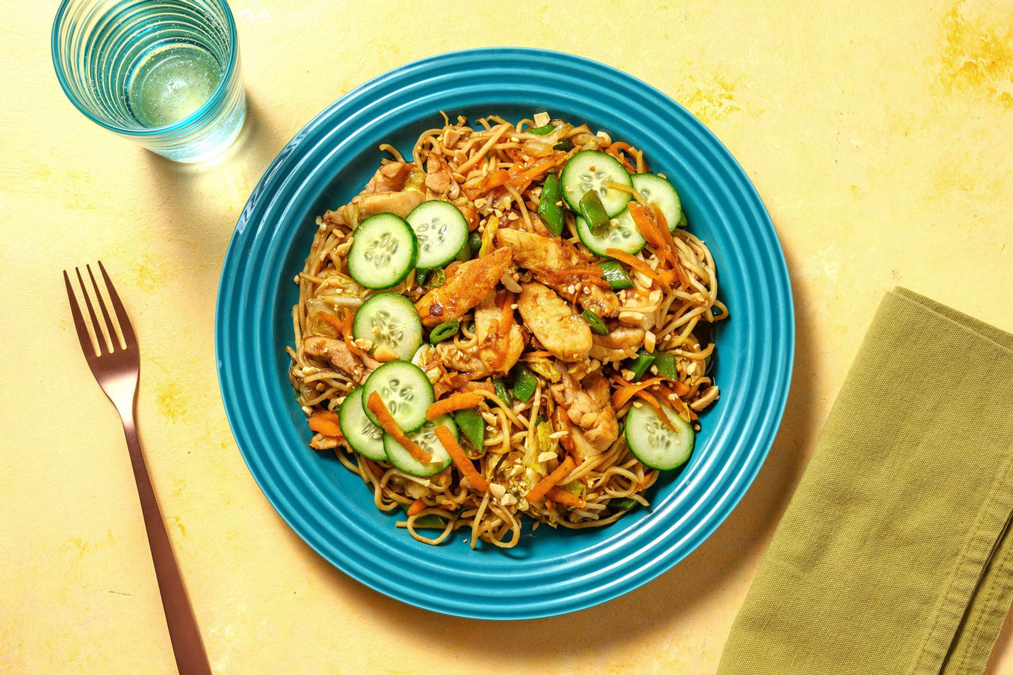 Gewokte noedels met kippendijreepjes in teriyaki