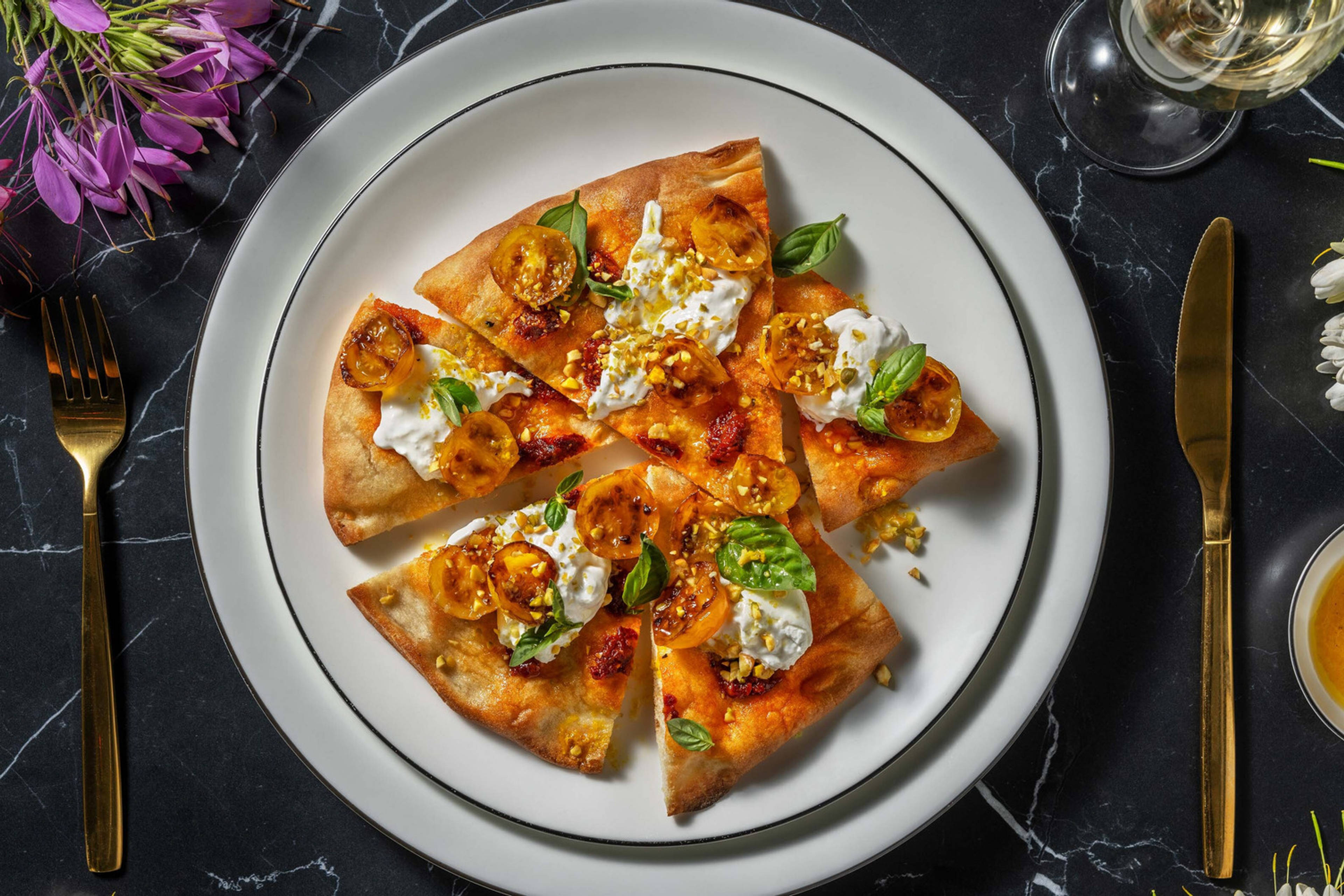 Pinsa ricca con 'nduja, burrata e pistacchi