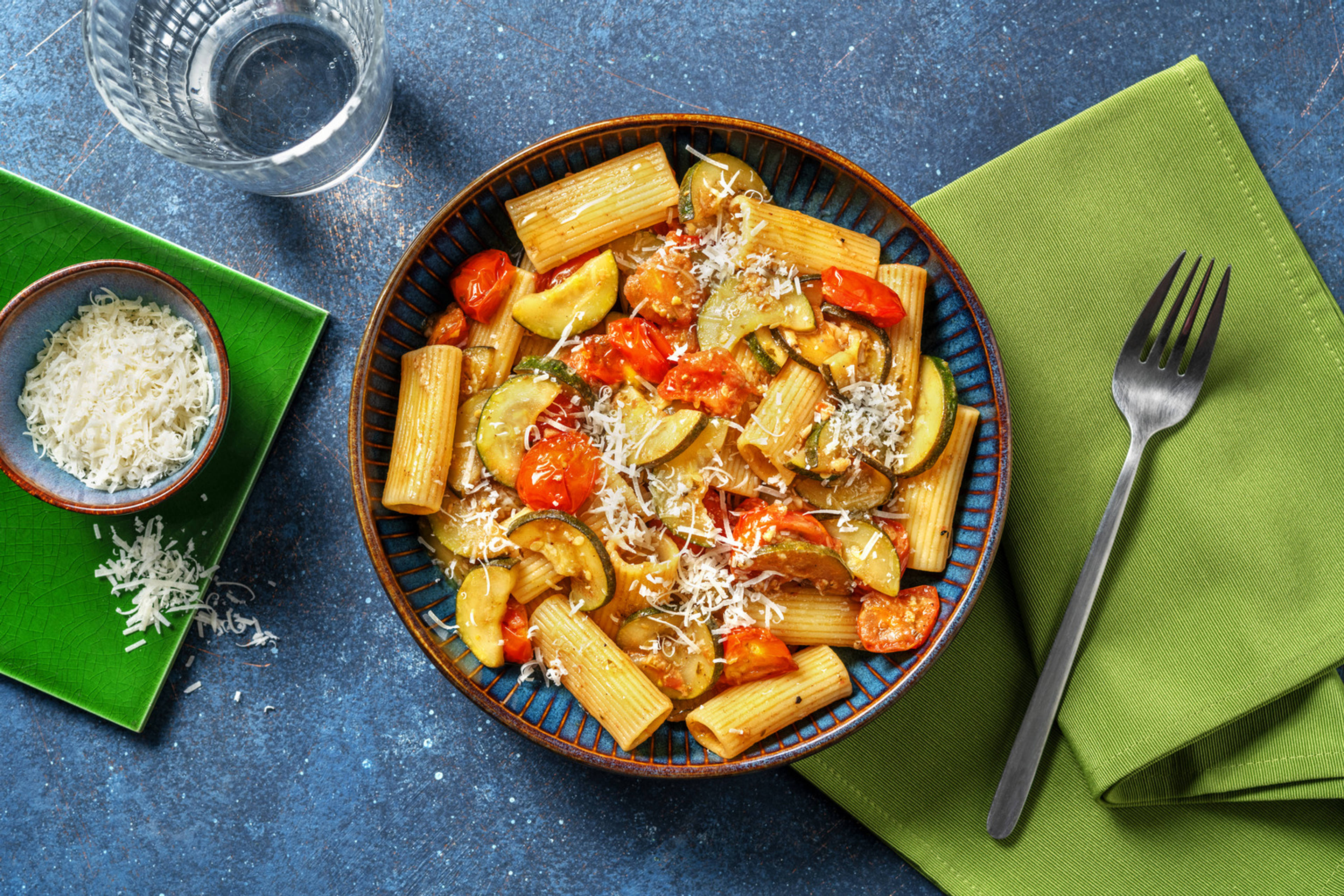 Rigatoni al pesto con calabacín