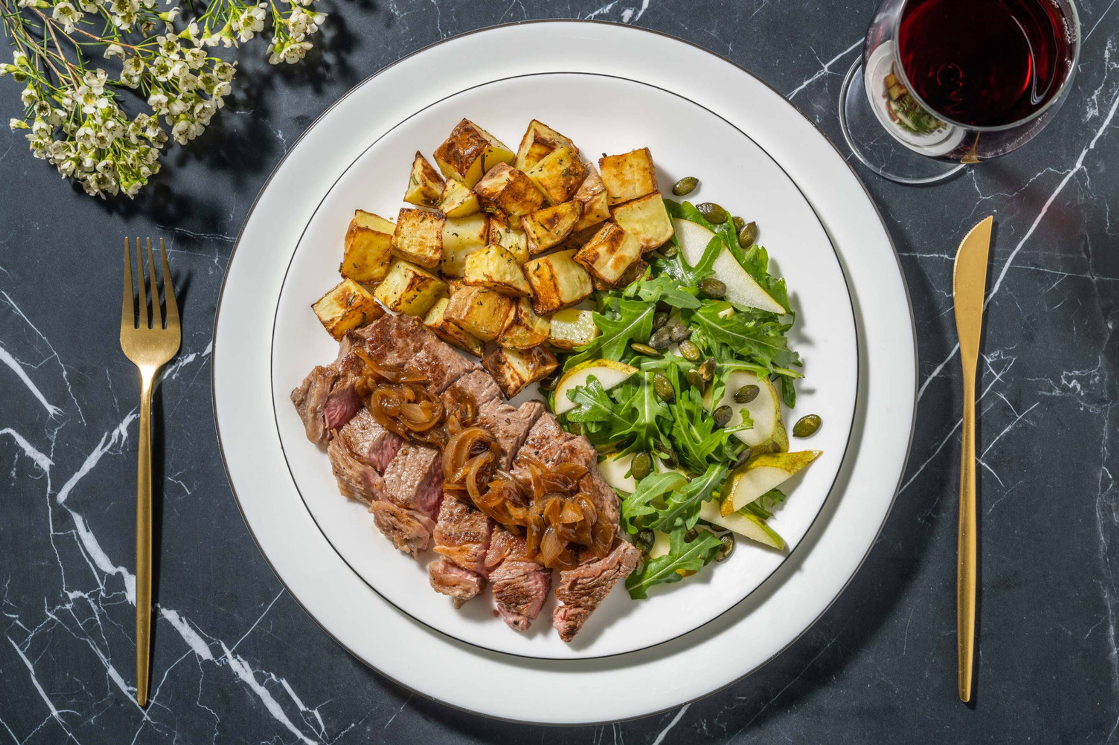 Stegt steak og karamelliseret løgsauce
