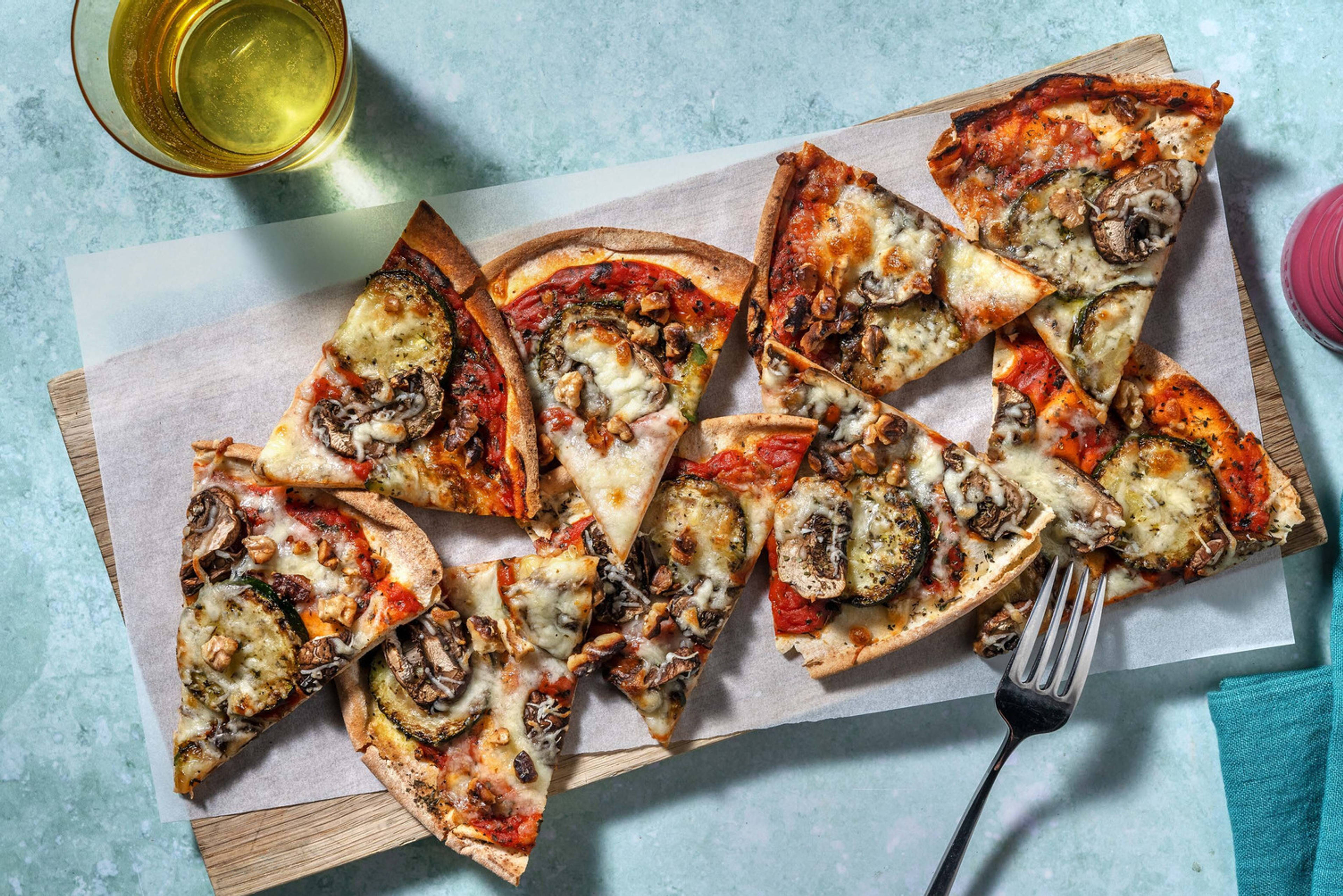 Pizza sur pain plat aux trois fromages et à la courgette