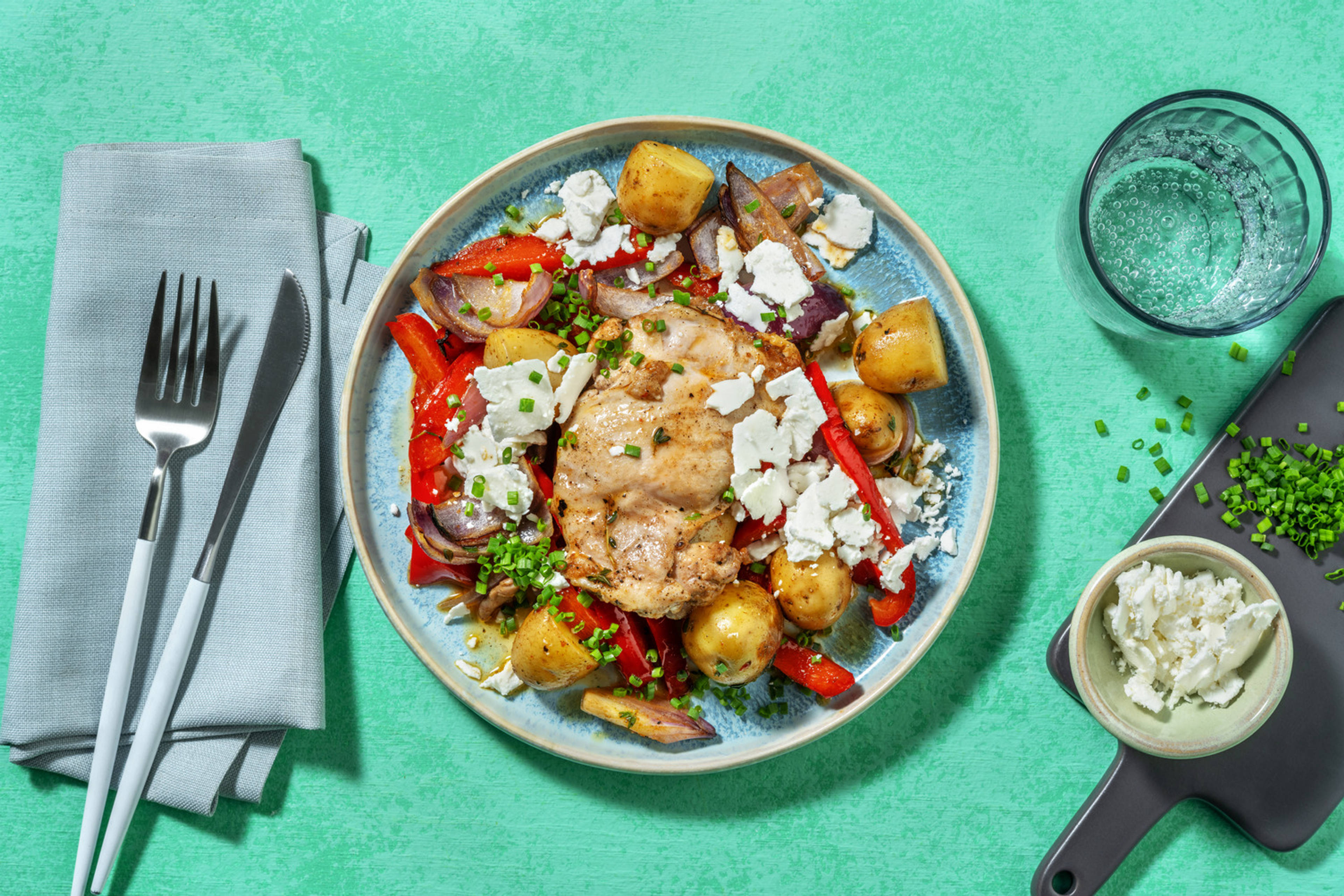 Pollo asado con patatas y queso griego