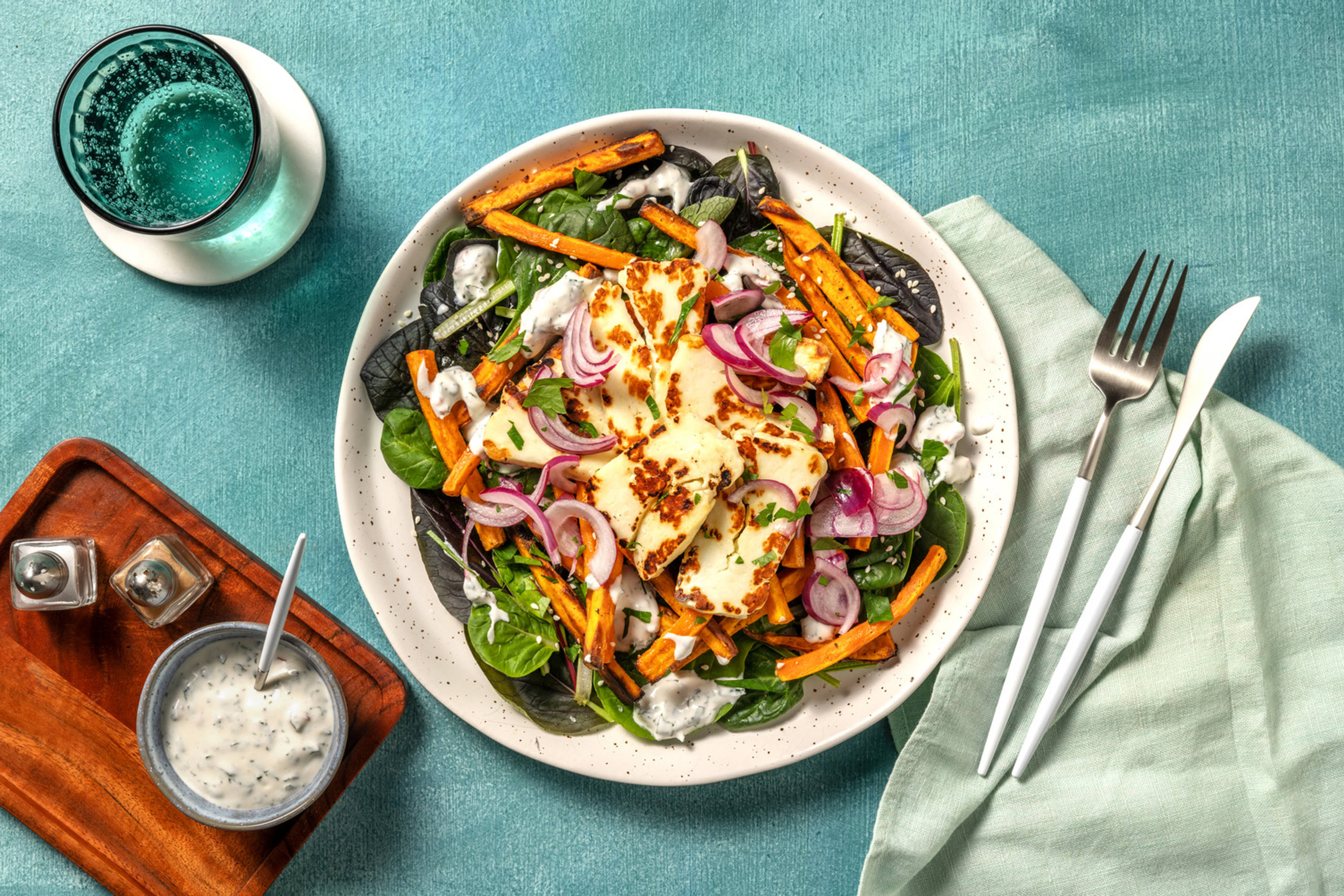 Bol mediterráneo de verduras y queso estilo chipriota
