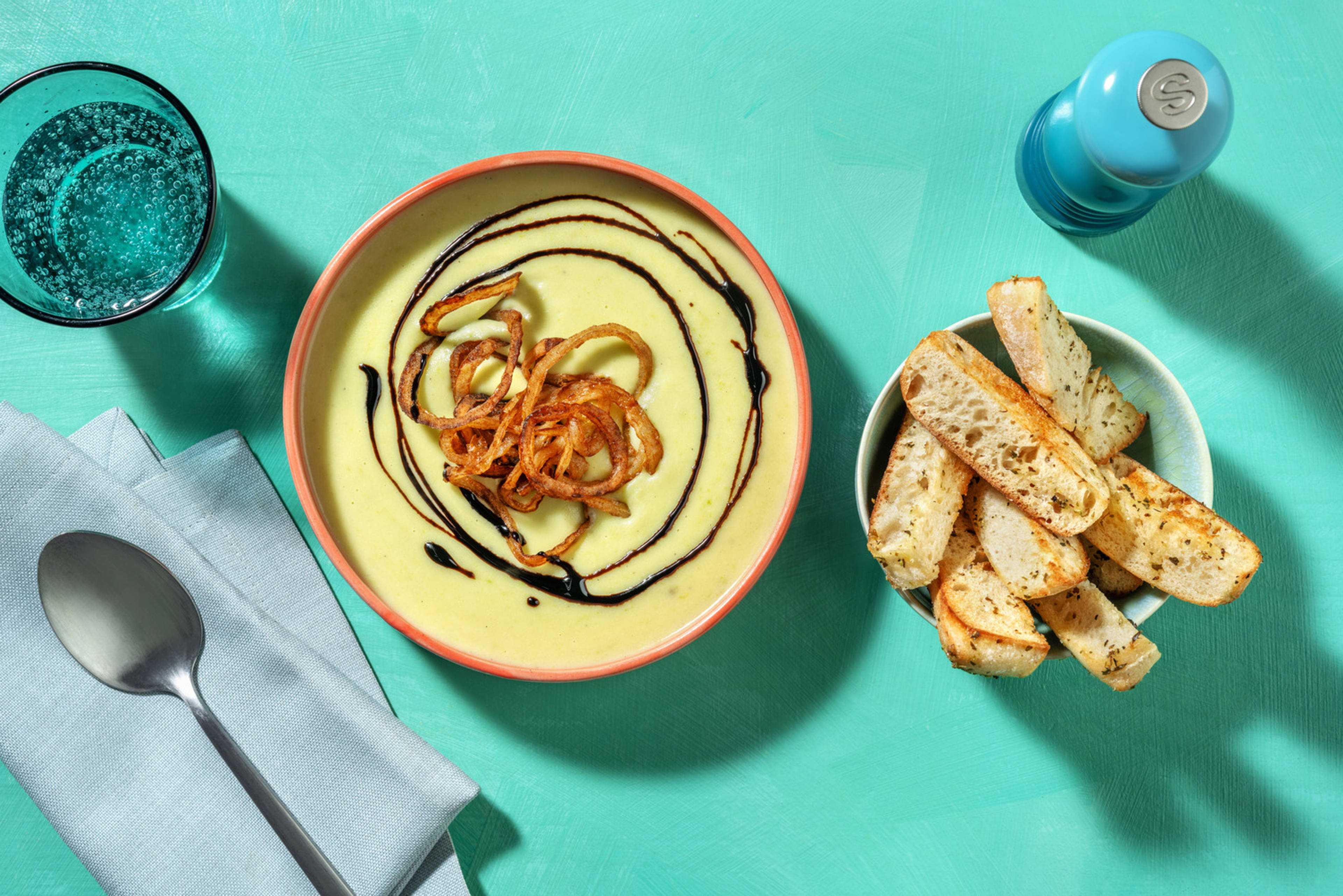 Crema casera de espárragos con cebolla frita