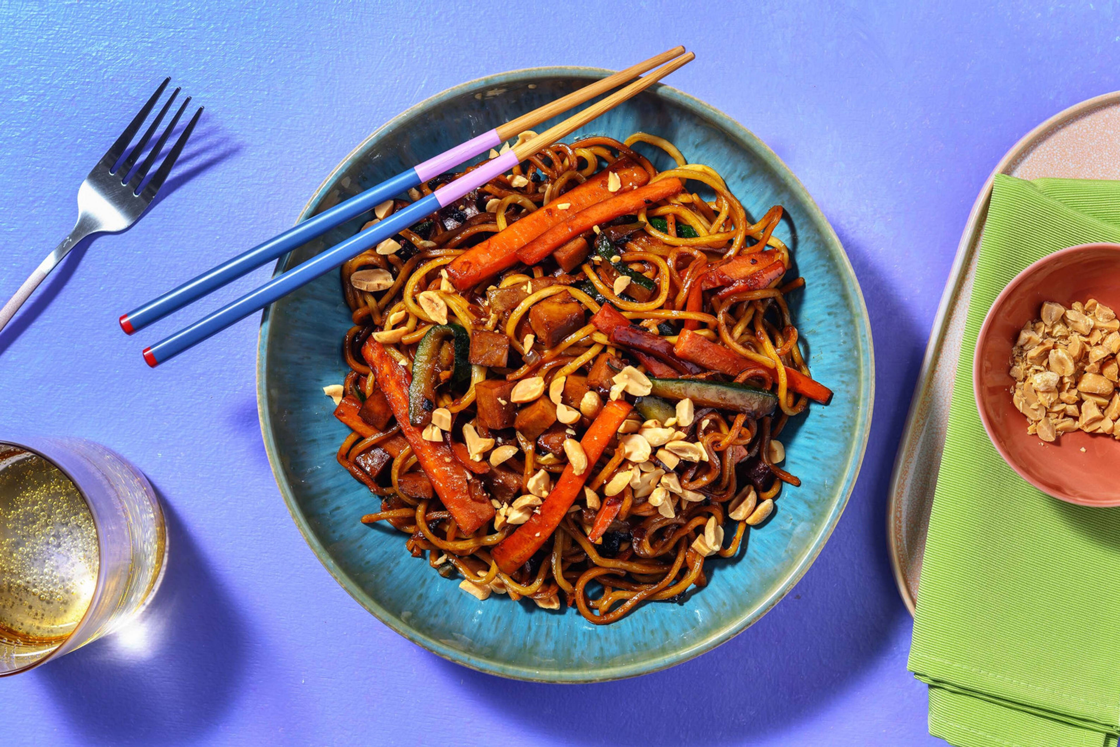 Noodles, verdure e gamberi glassati