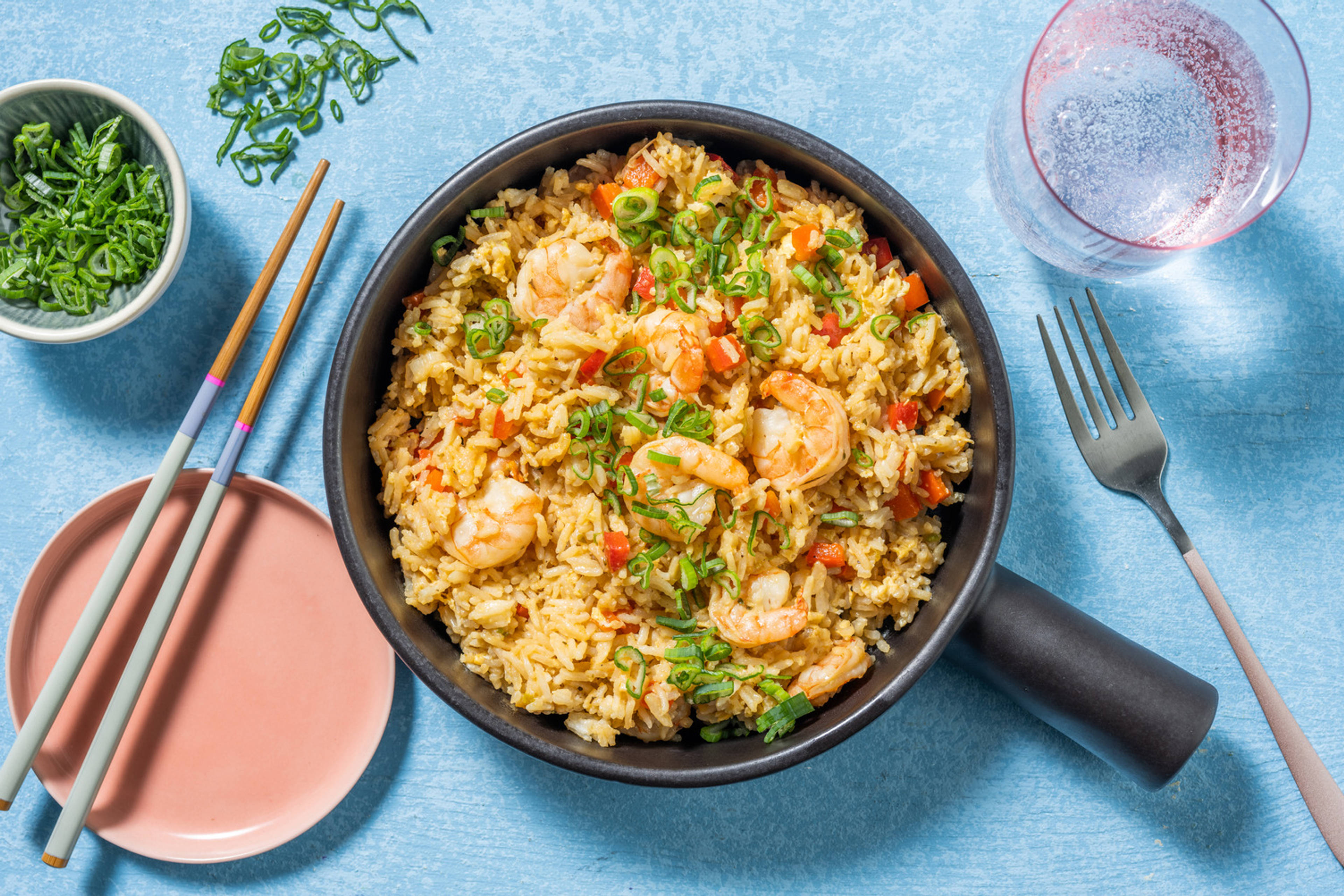 Arroz chaufa con langostinos marinados