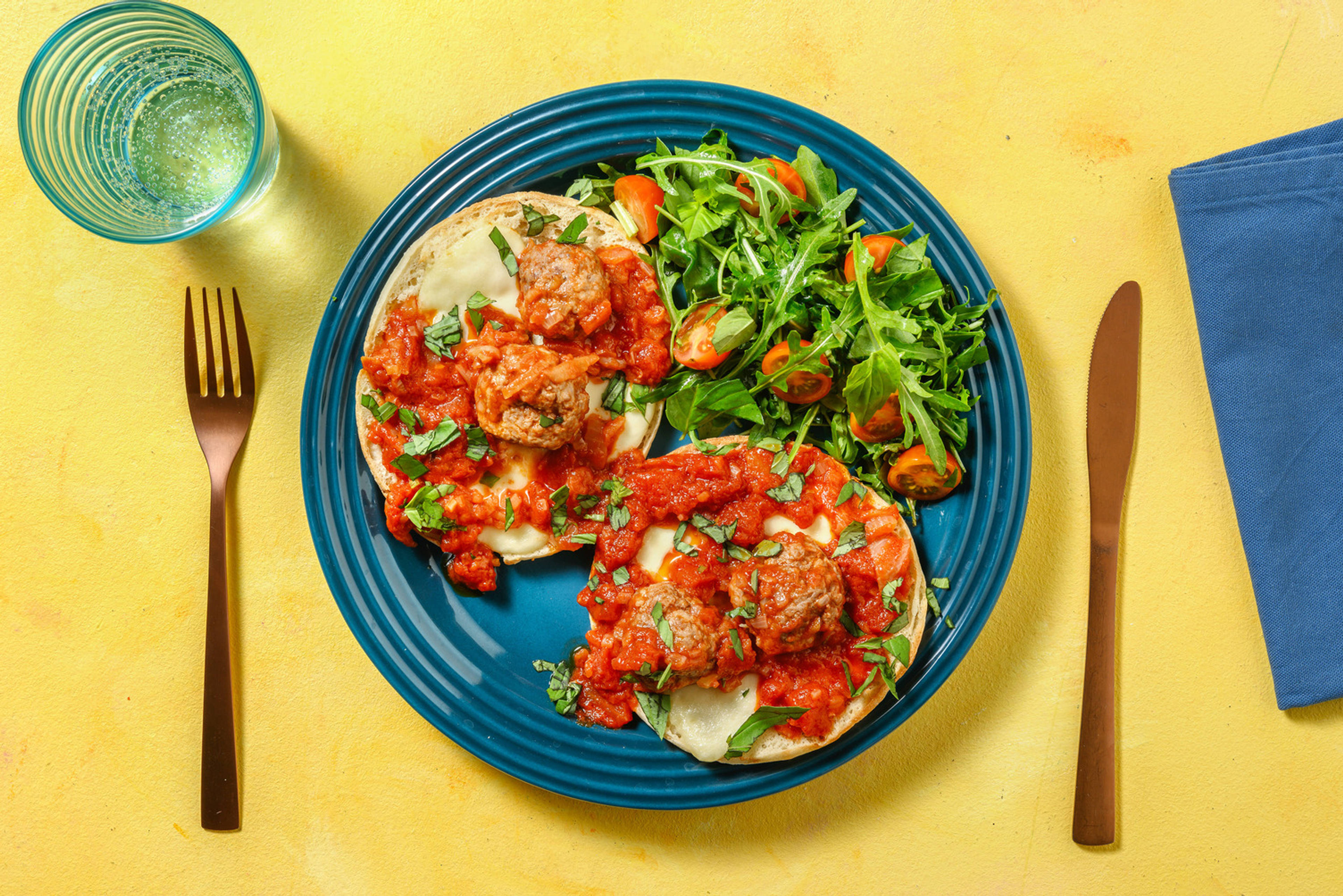 Turks broodje met gehaktballetjes en mozzarella