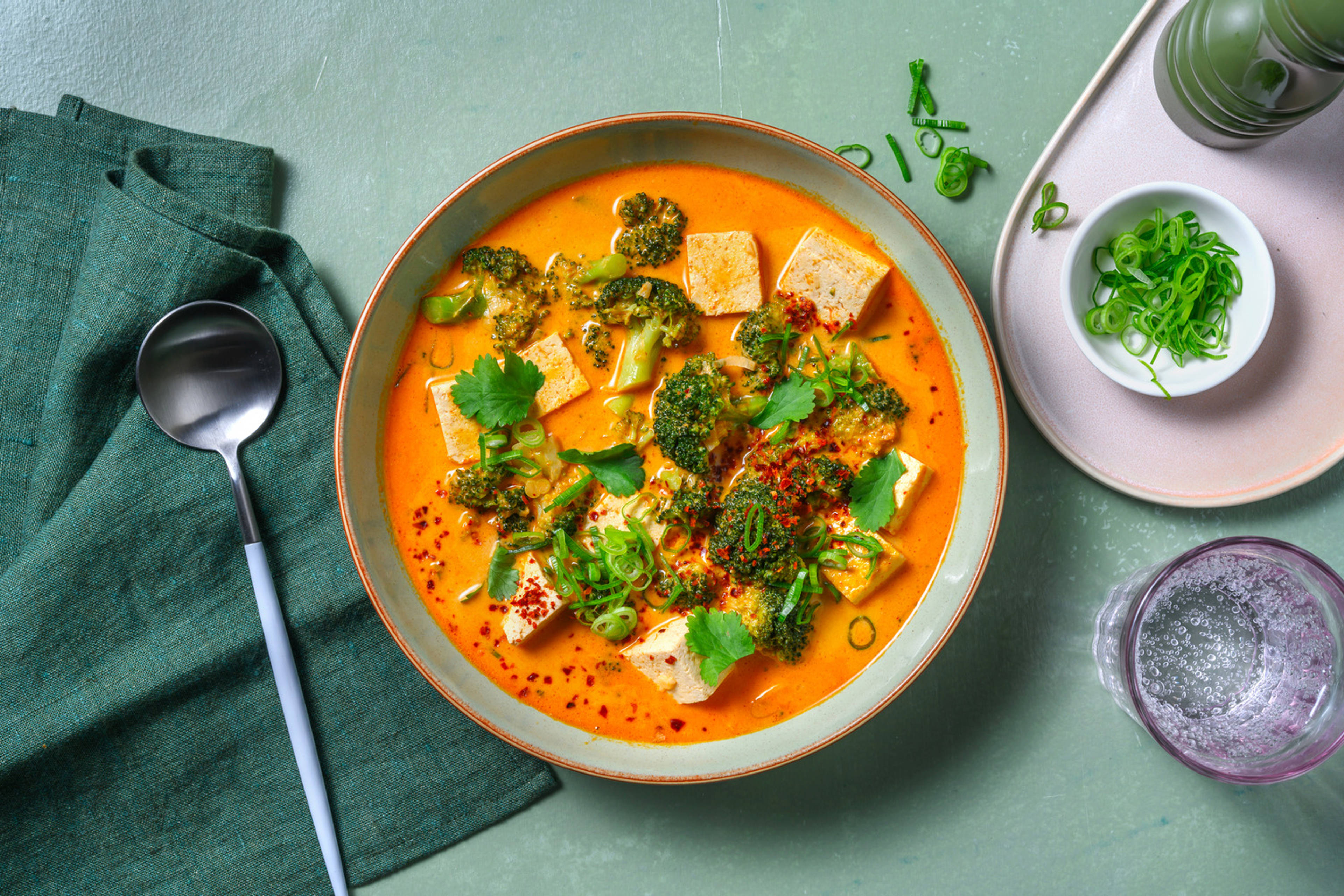Sopa tailandesa con tofu estilo Tom Kha