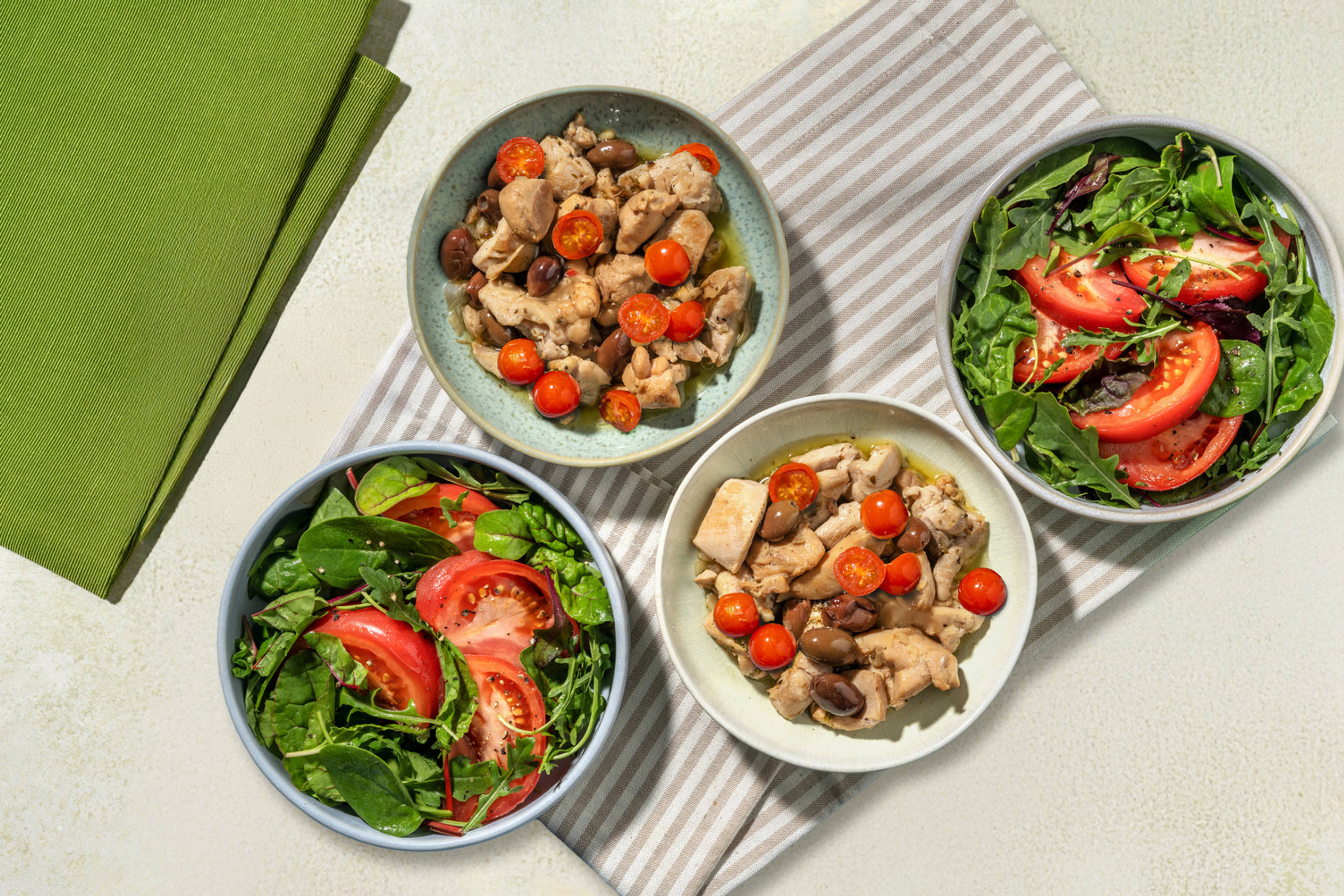 Spezzatino rapido di pollo, olive e pinoli