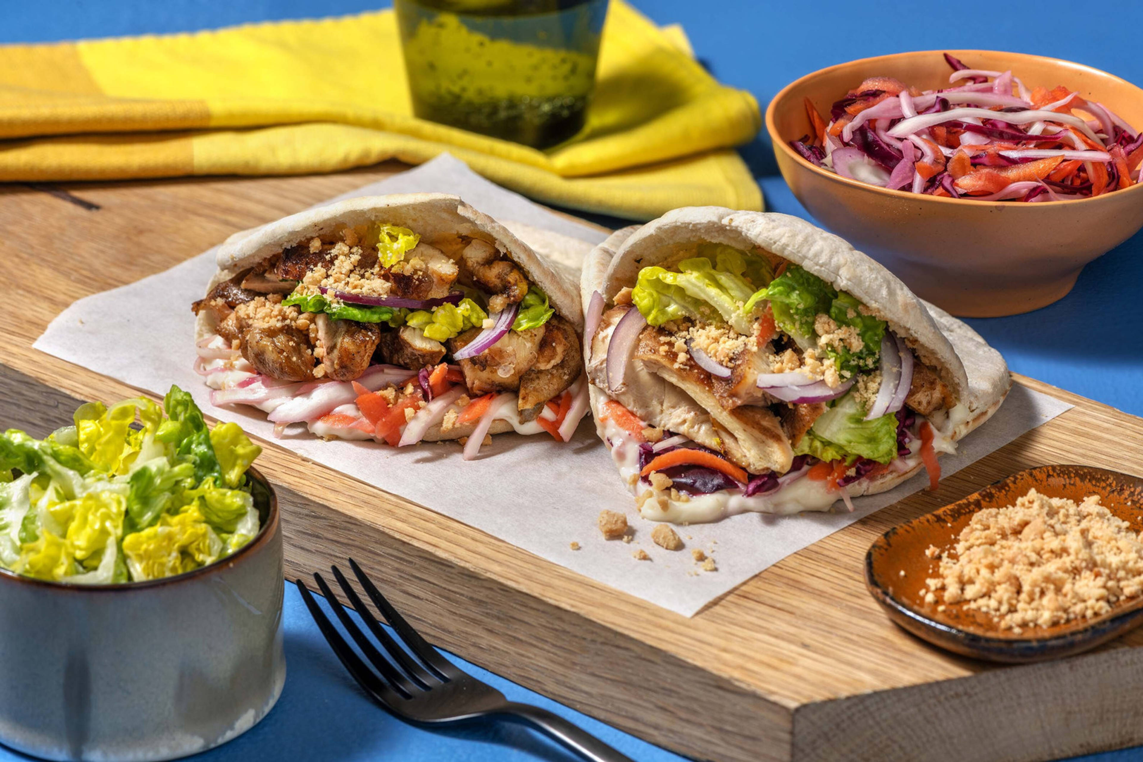 Pita au gyros de poulet, little gem et mélange de choux