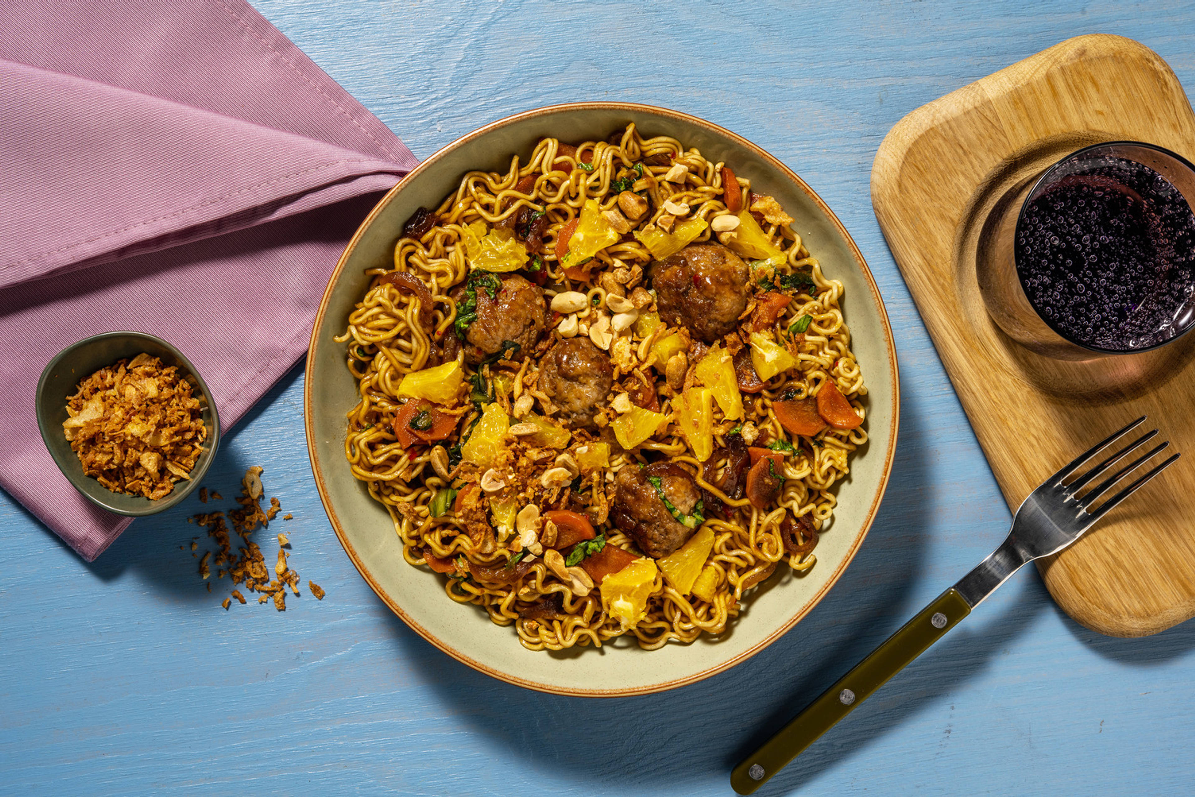 Boulettes de viande aux épices thaïlandaises, nouilles et orange
