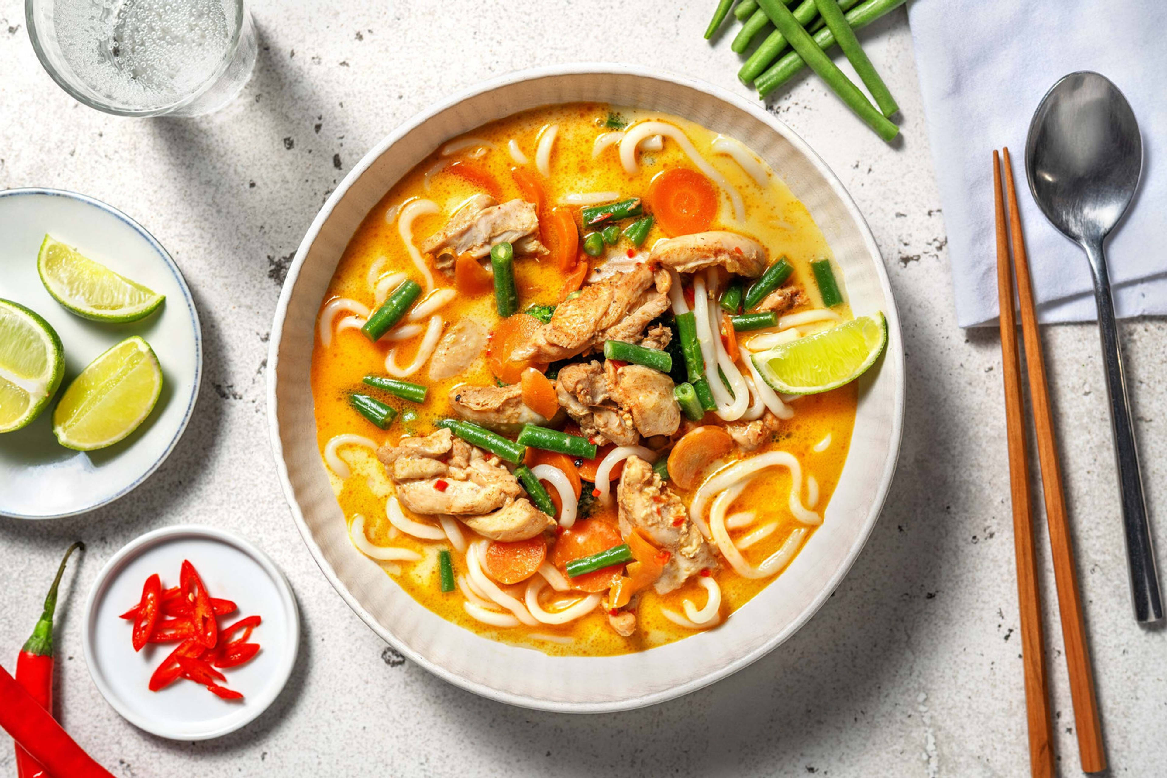 Soupe de nouilles au poulet en bouillon au lait de coco parfumé
