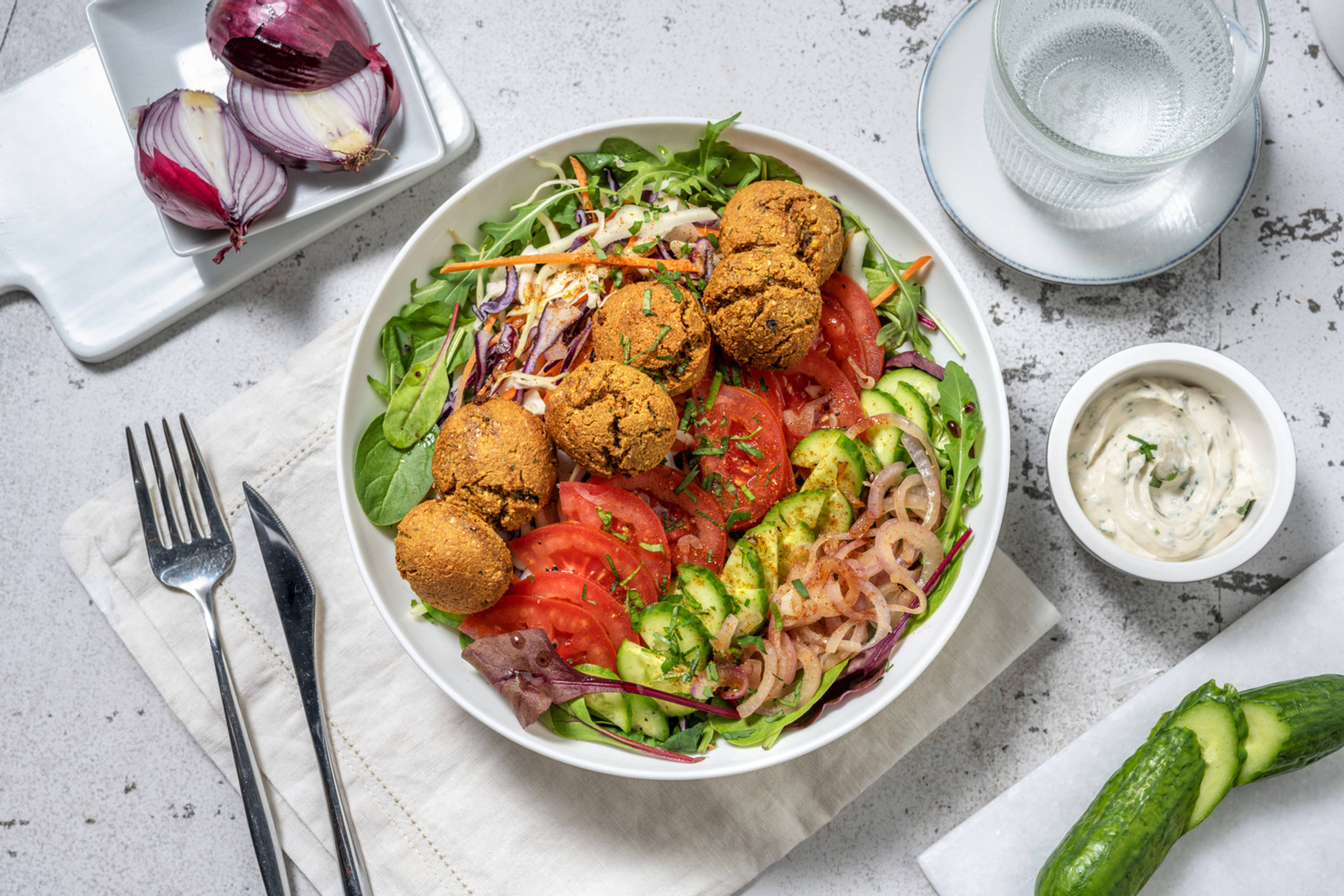 Falafel bowl, sauce aux herbes & tahini