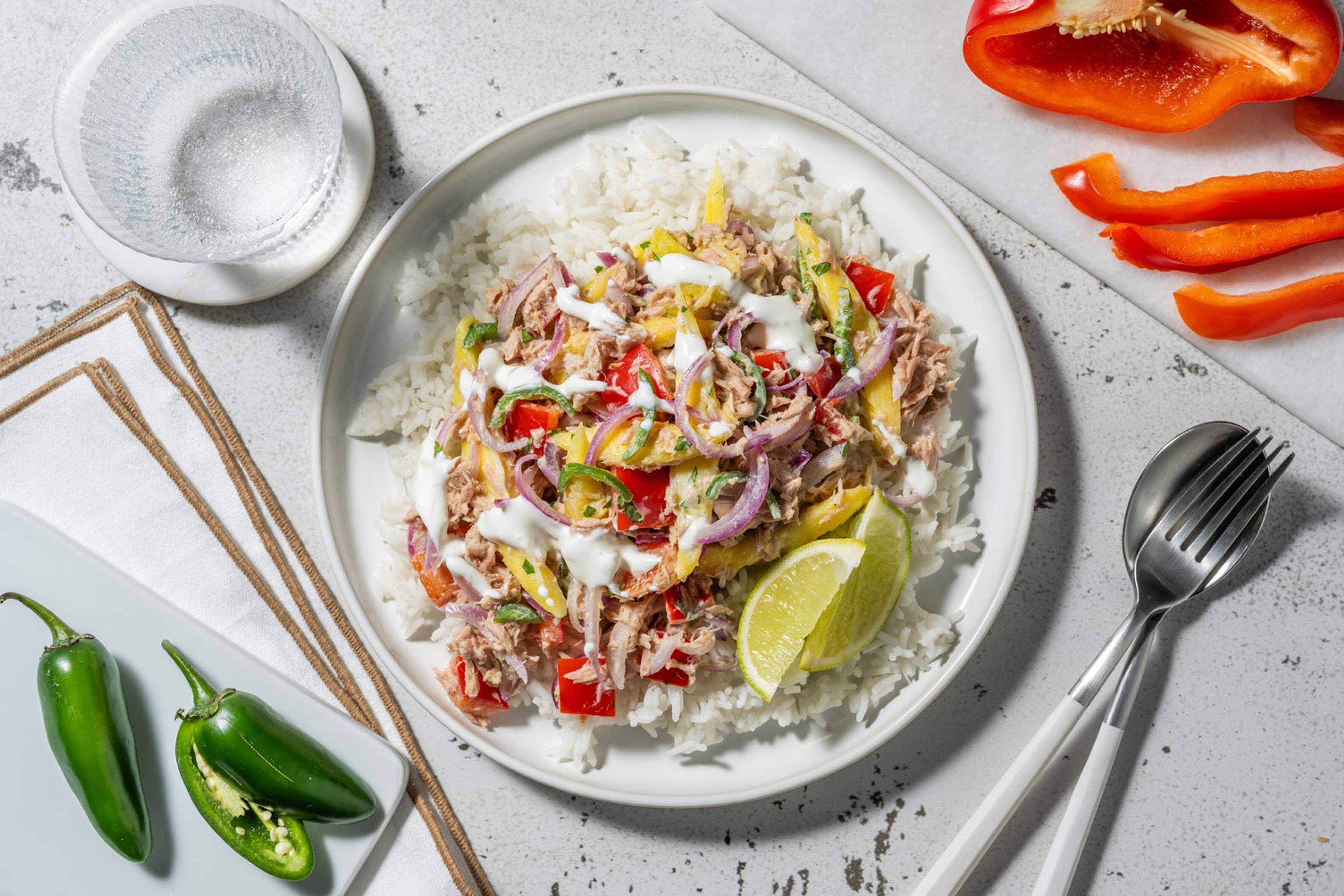 Fruchtig-scharfe Thunfisch-Bowl mit Reis