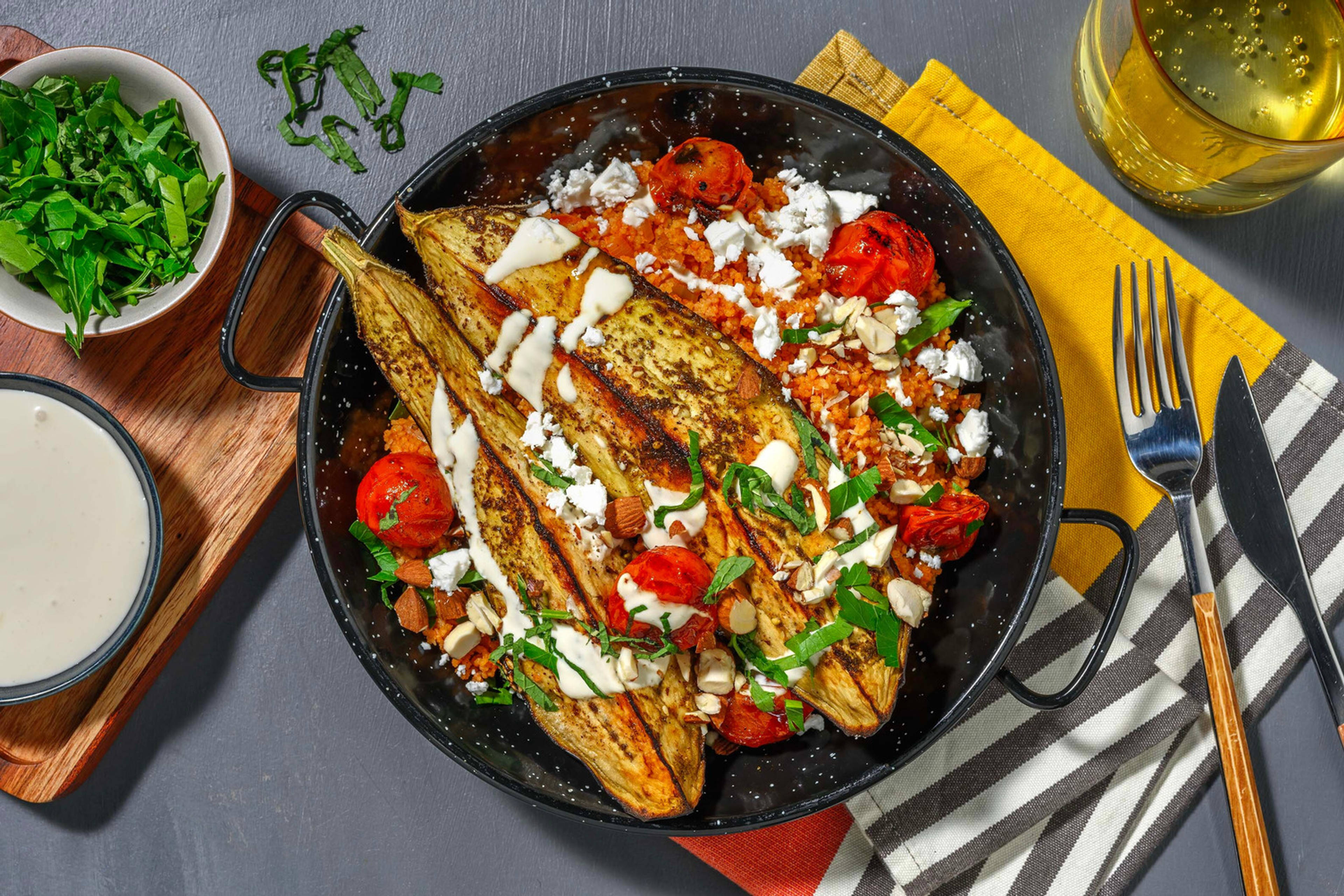 Aubergine au zaatar et semoule à la tomate
