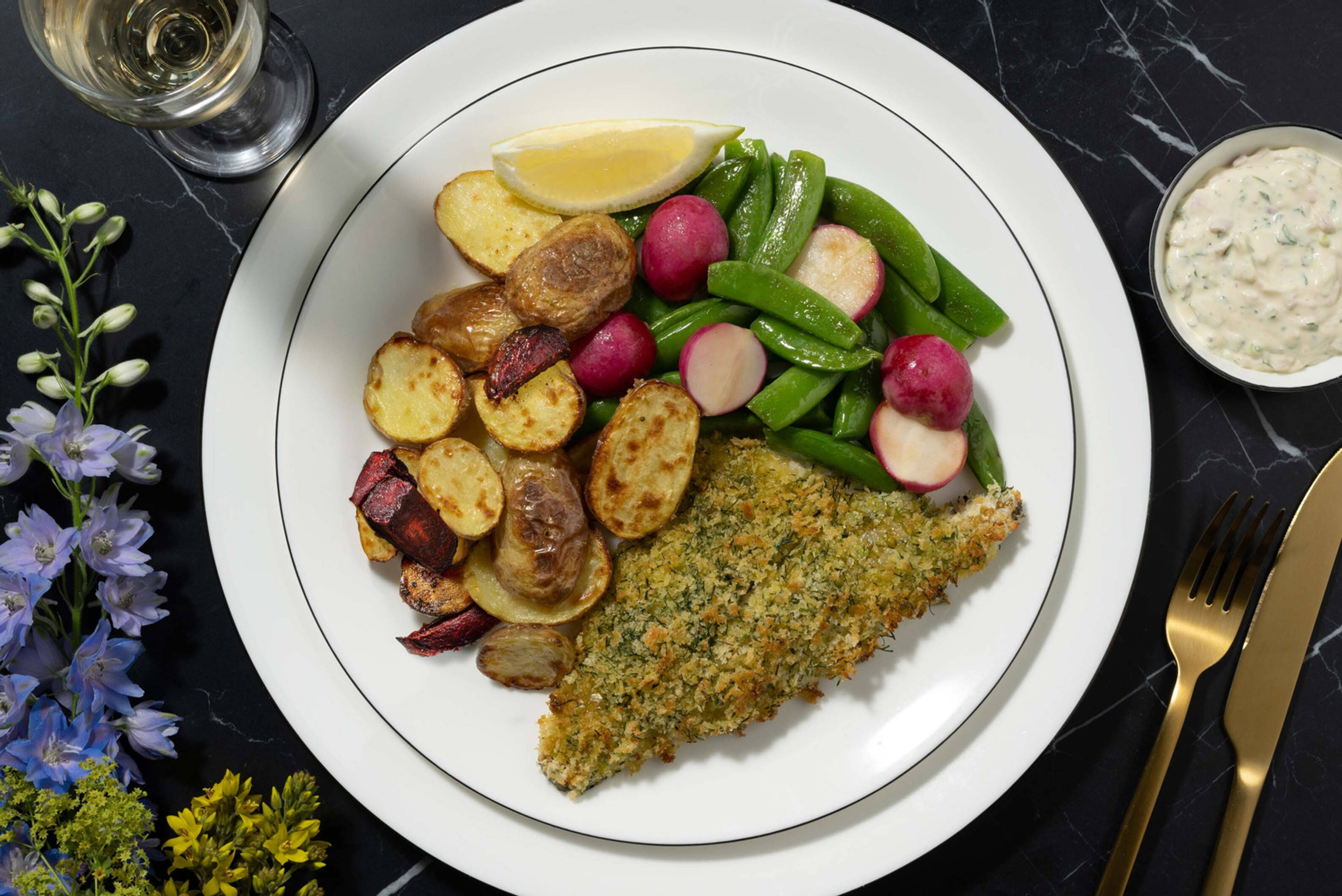 Dillpanerad guldsparid och tartarsås