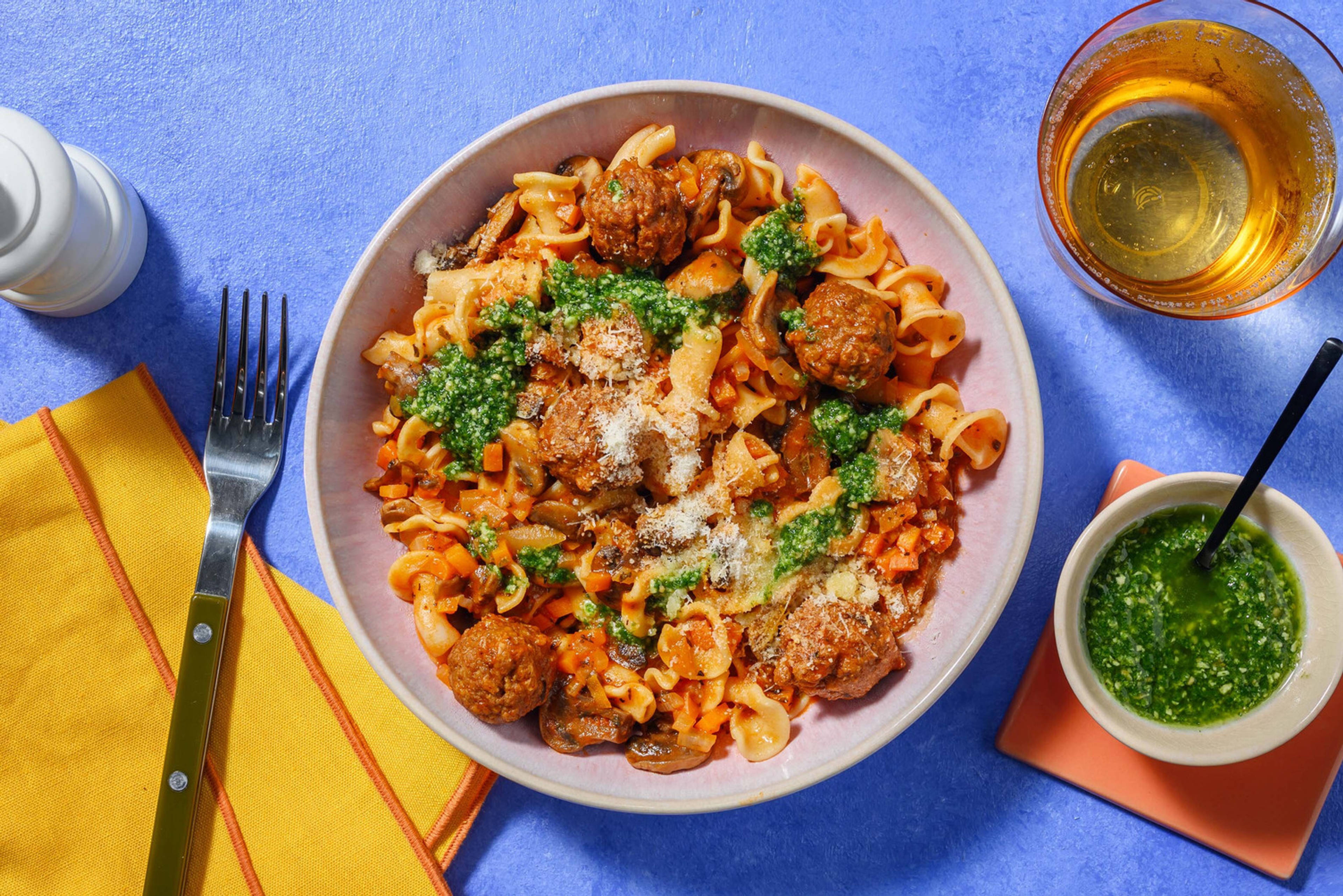 Gigli et boulettes végétariennes en sauce tomate