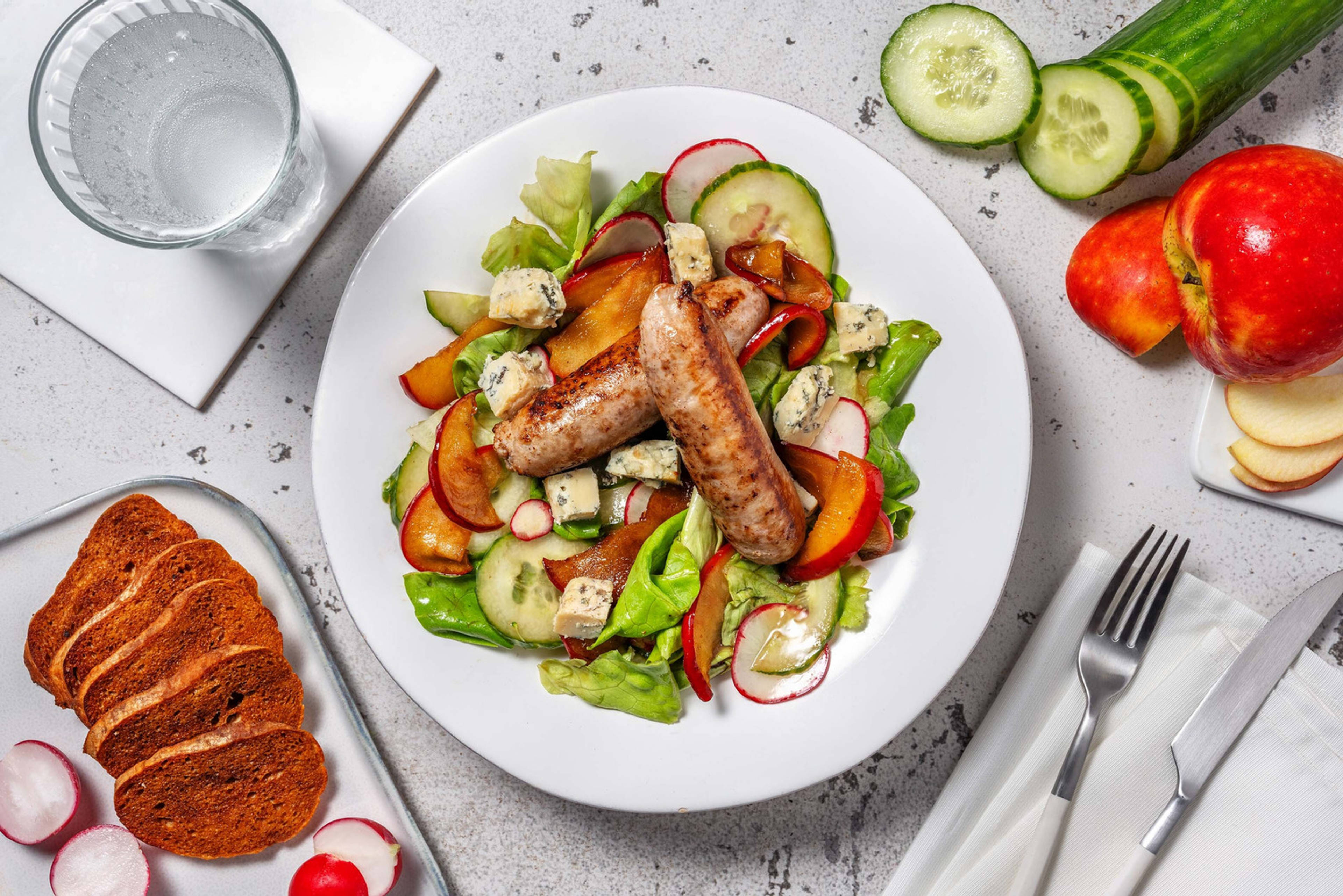 Salade met varkensworstjes, gebakken appel en blauwe kaas