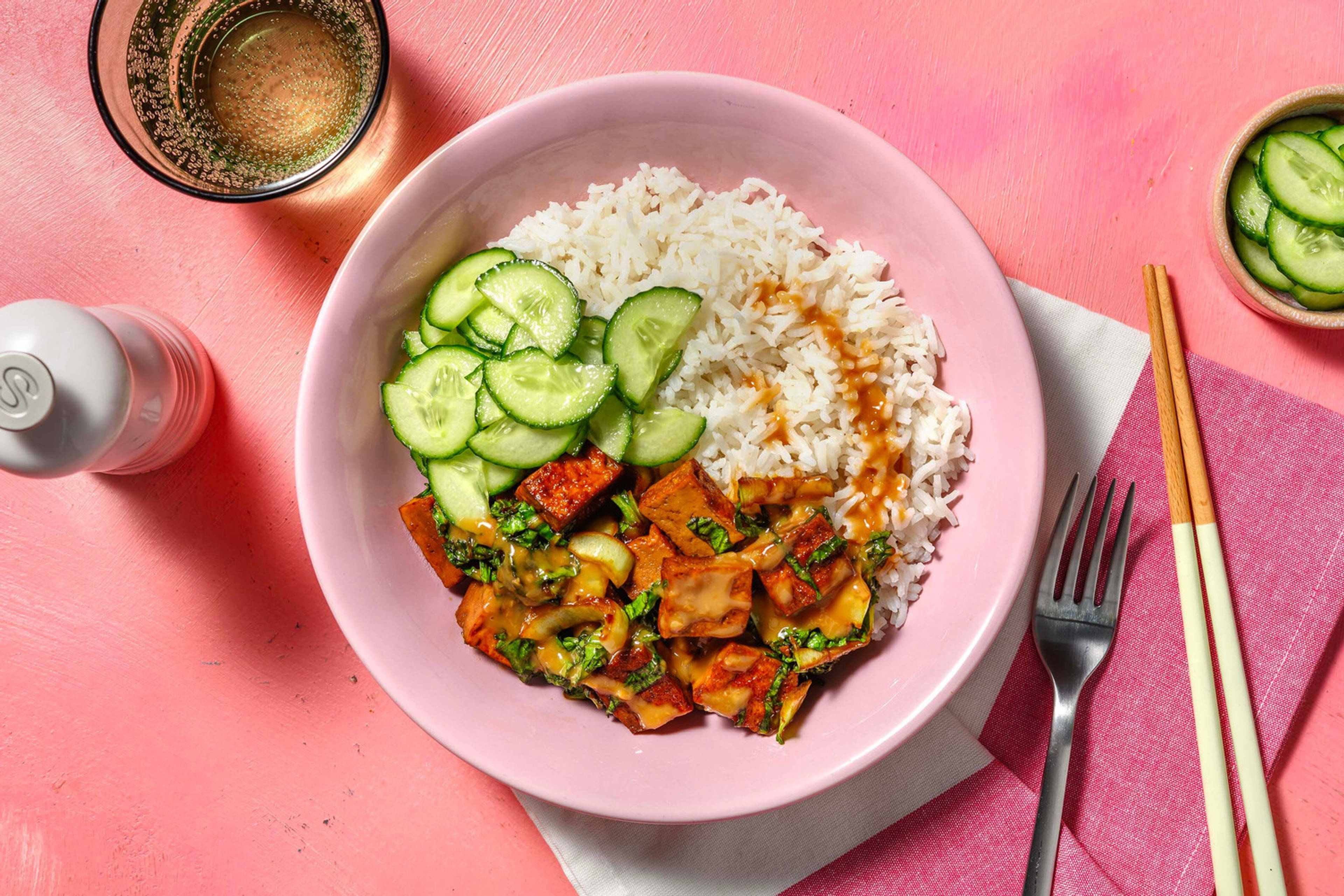 Bowl de tofu, sauce saté et pak-choï