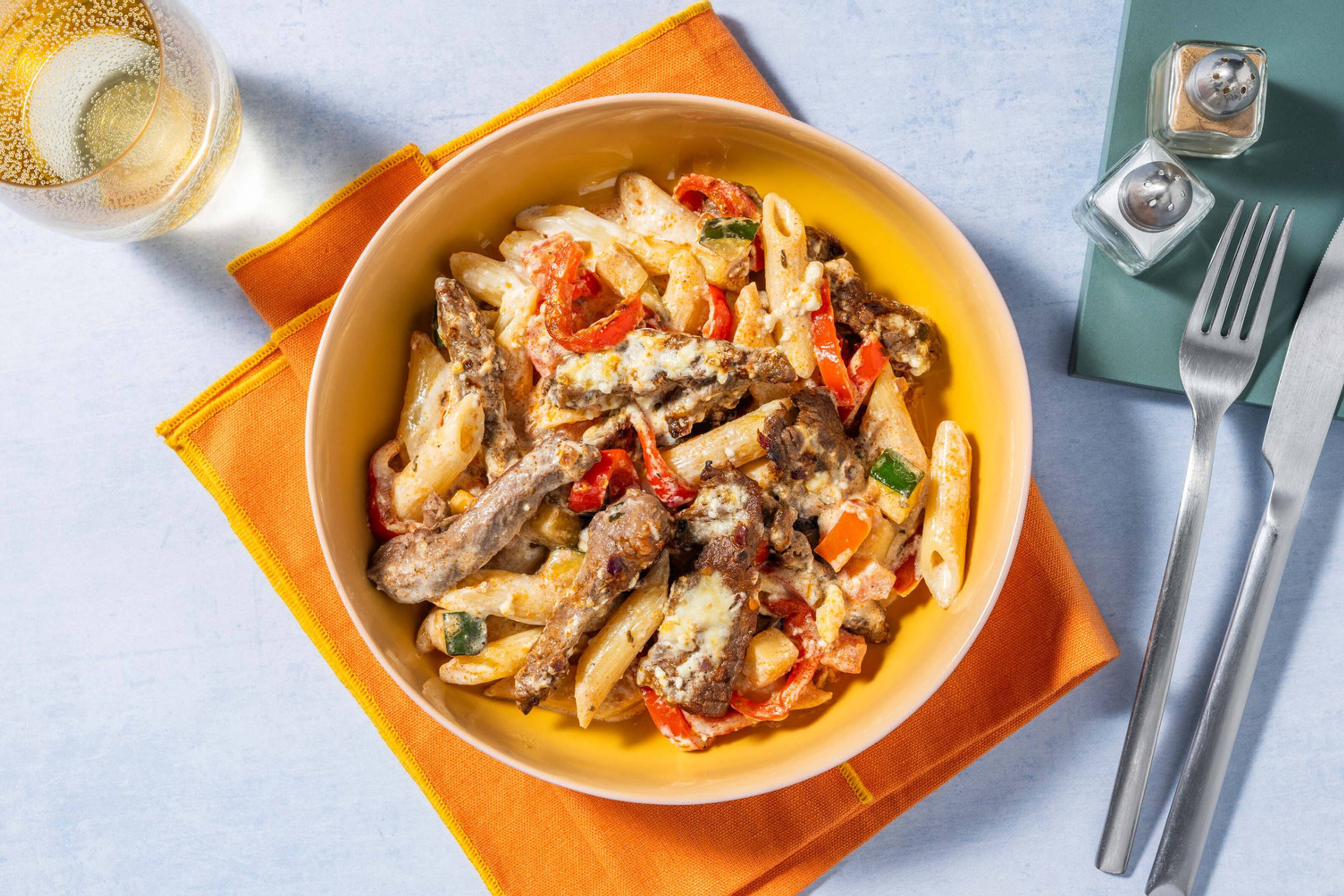 Pastaschotel Griekse stijl met biefstukreepjes