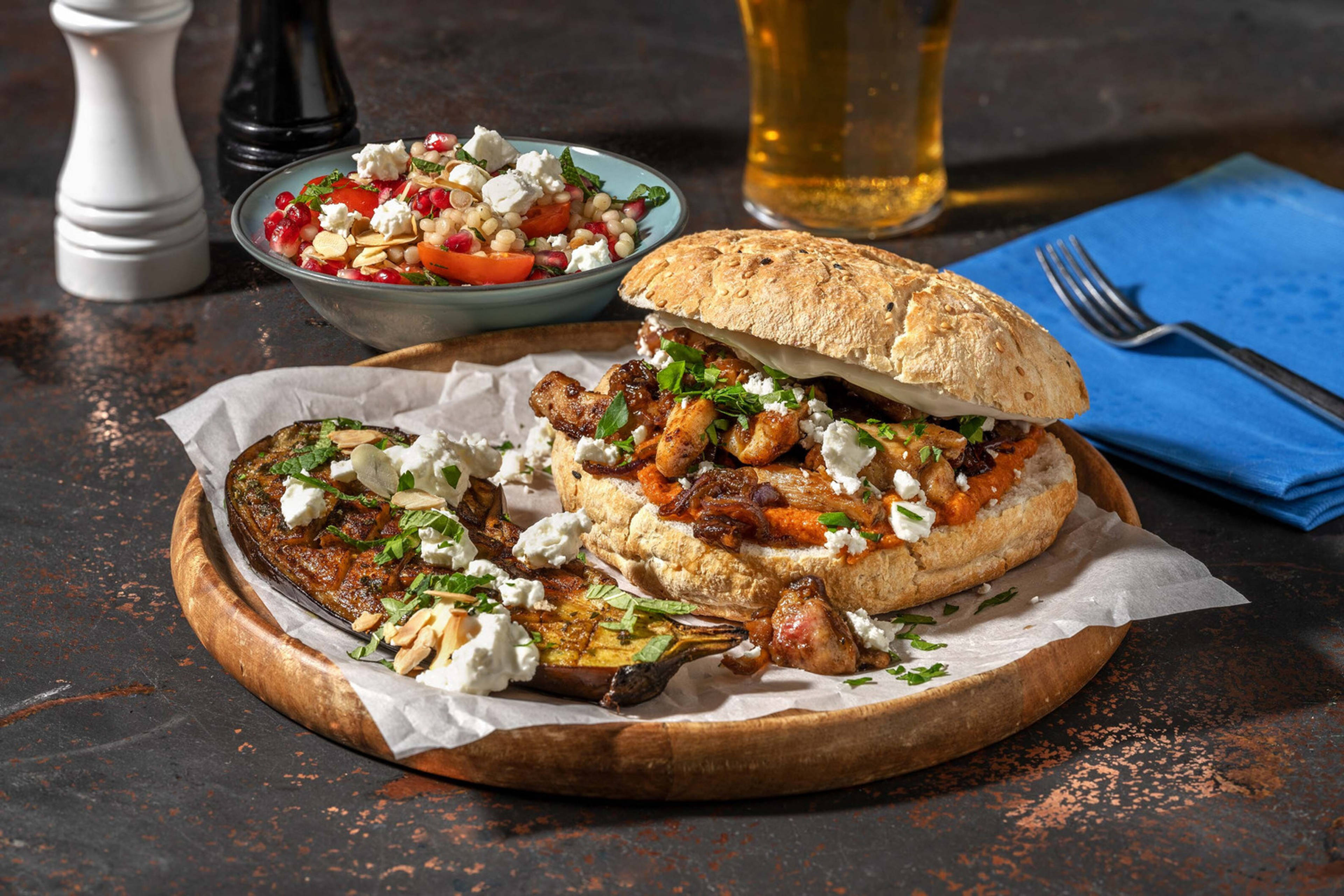 Pain turc aux émincés de poulet épicés kebab et aubergine farcie