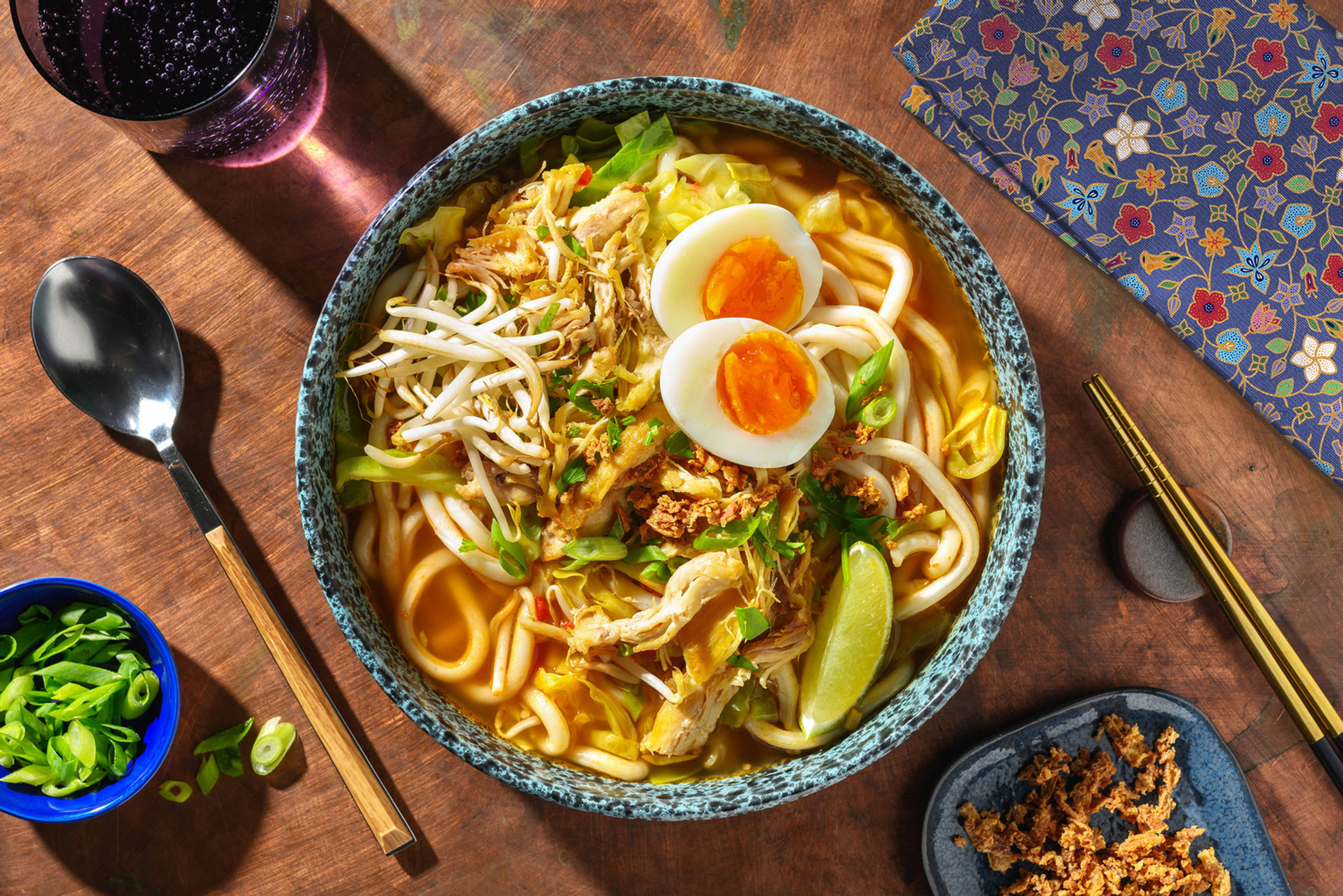 Soupe de poulet à l'indonésienne et nouilles udon