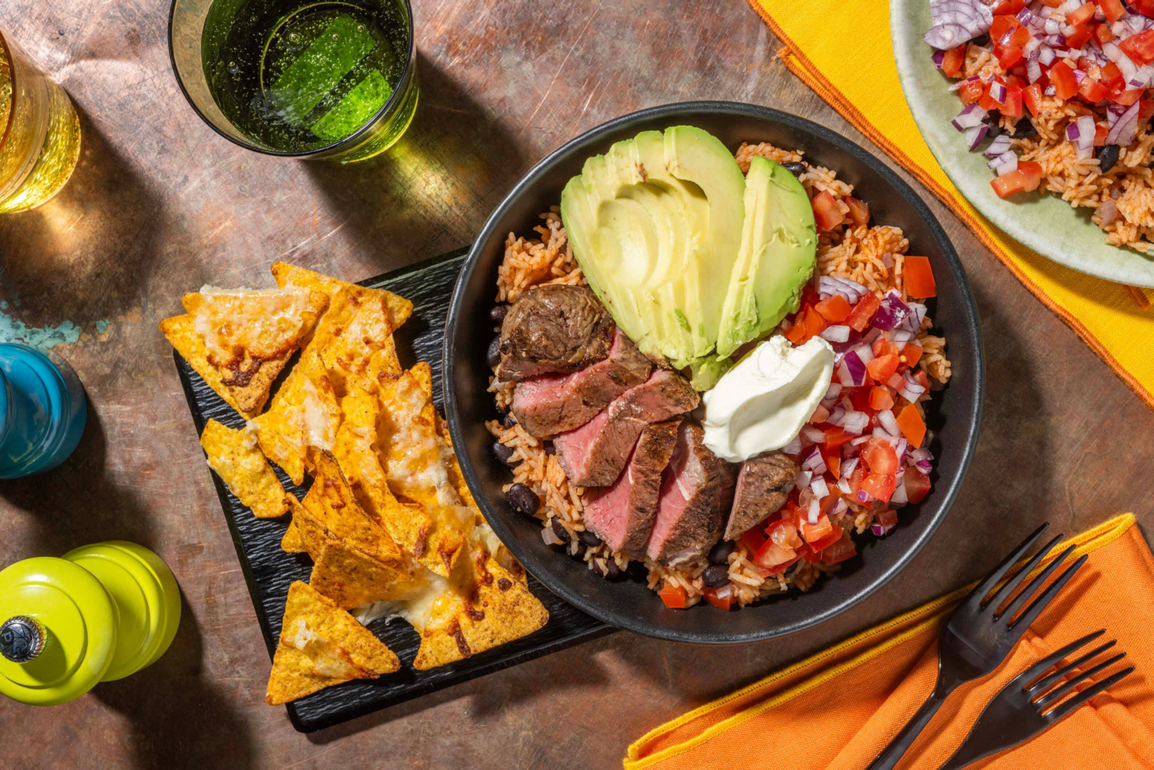 Goedgevulde nachobowl met biefstuk