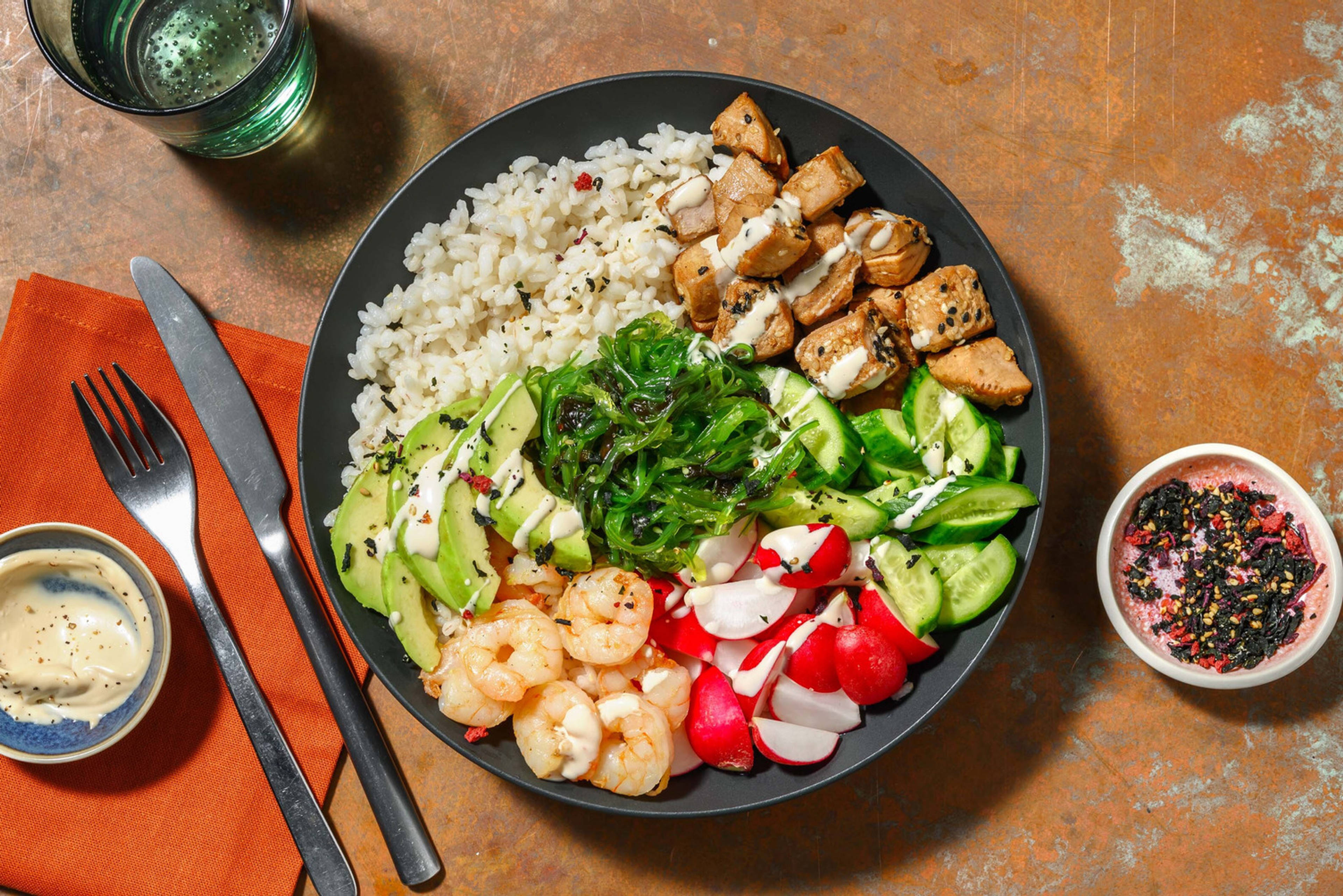 Poké bowl gourmand au thon pané au sésame et crevettes 