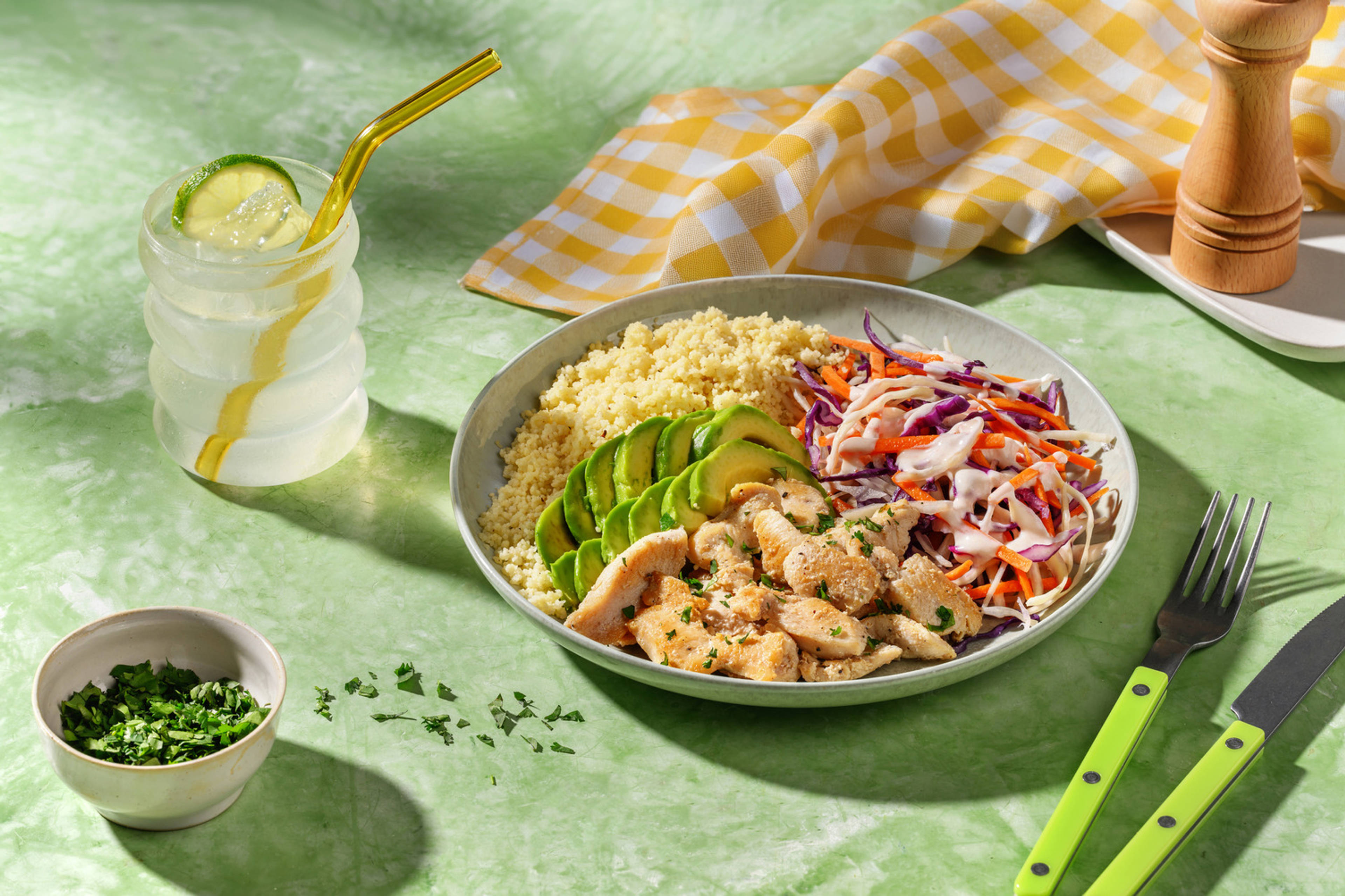 Kalifornische Chicken-Bowl mit Avocado