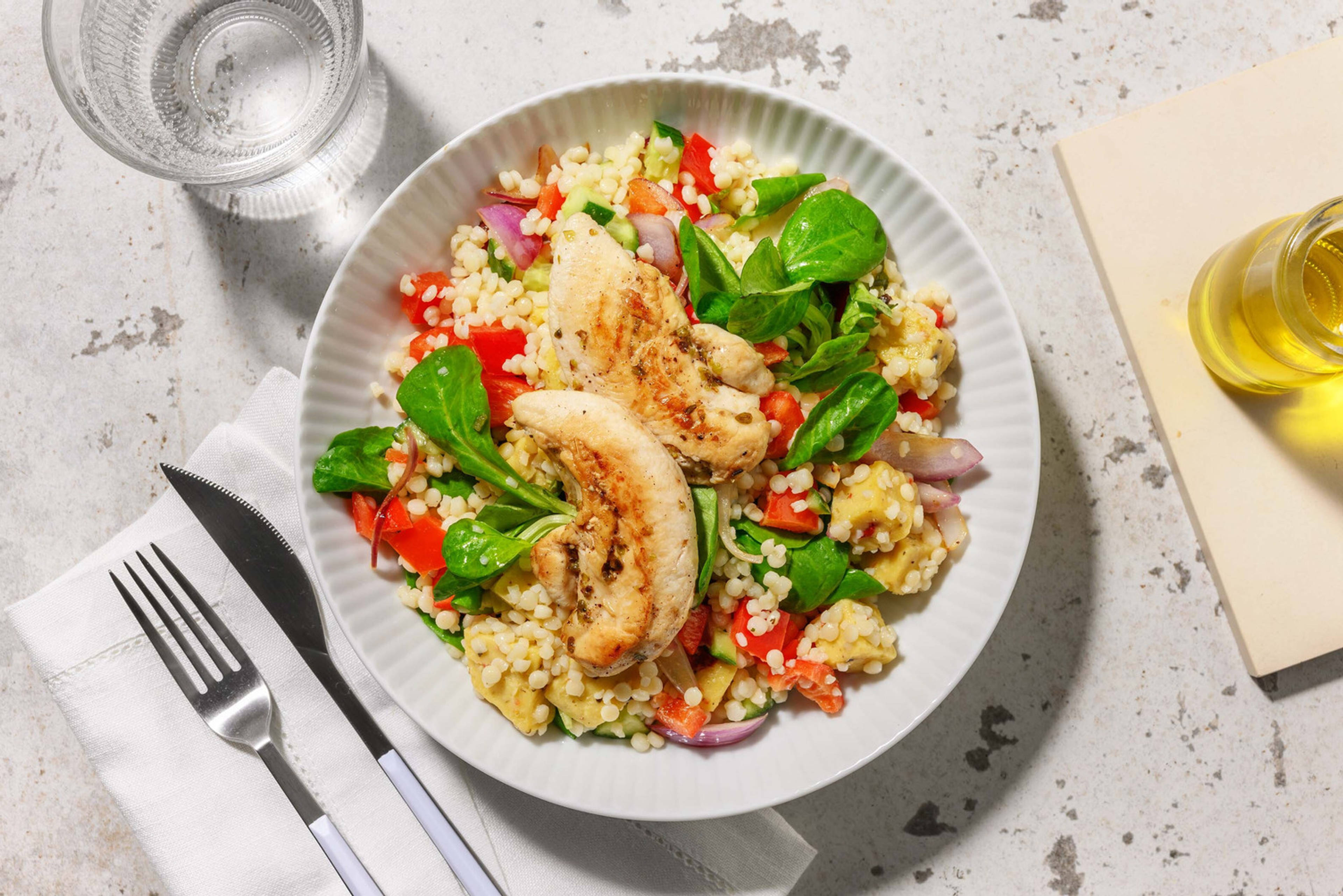 Kip met parelcouscous en kruidenkaasblokjes