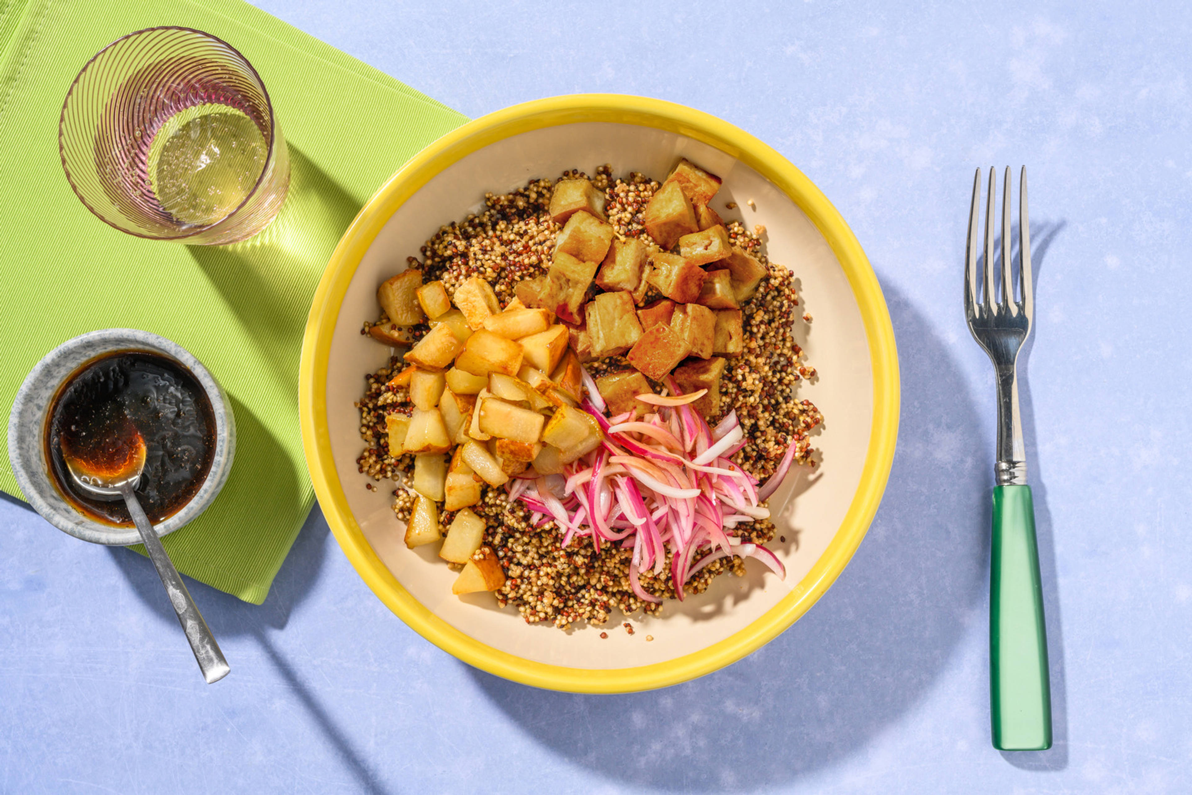 Bol de tofu con pera caramelizada