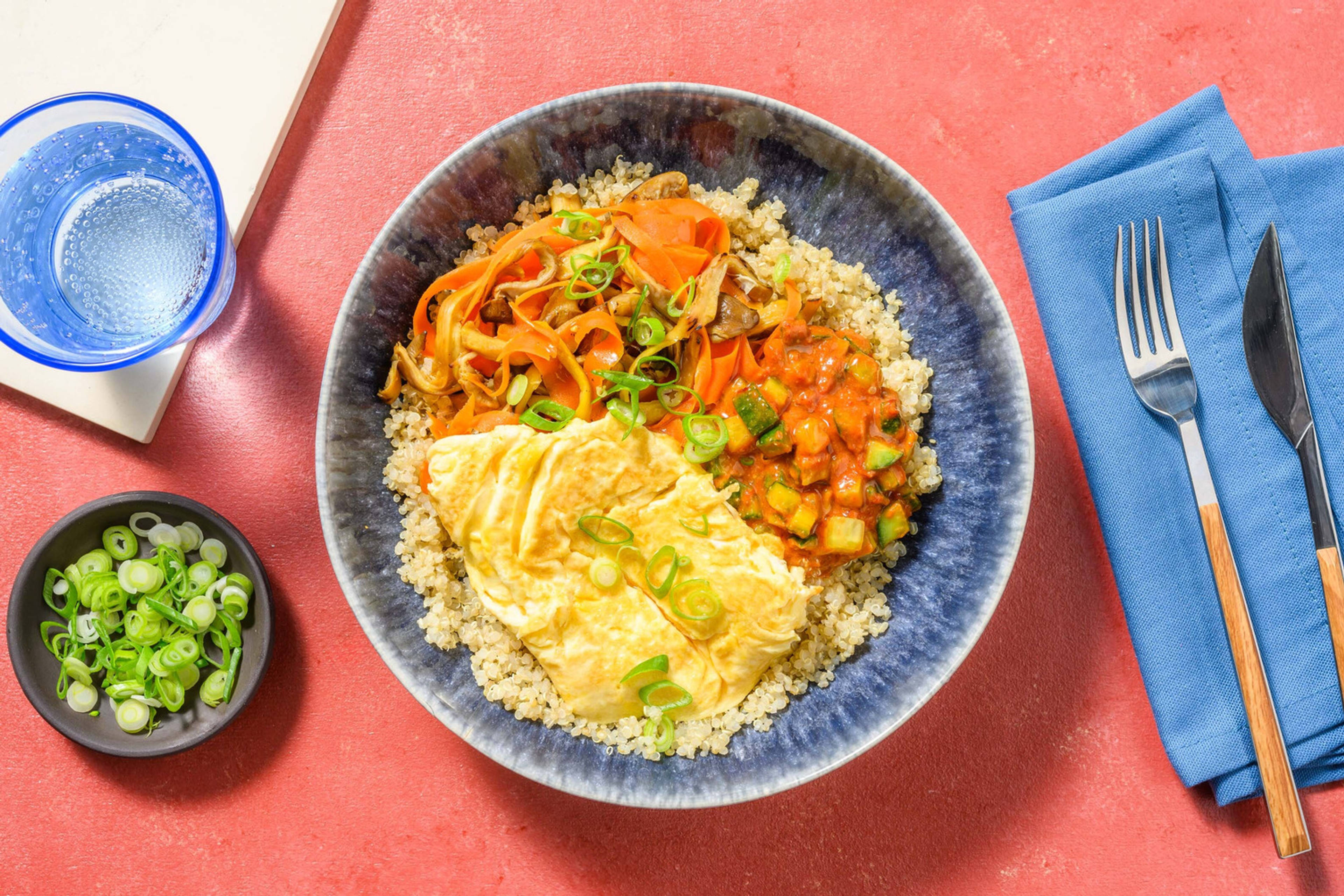 Bowl indonesiana di carne, quinoa e uova 