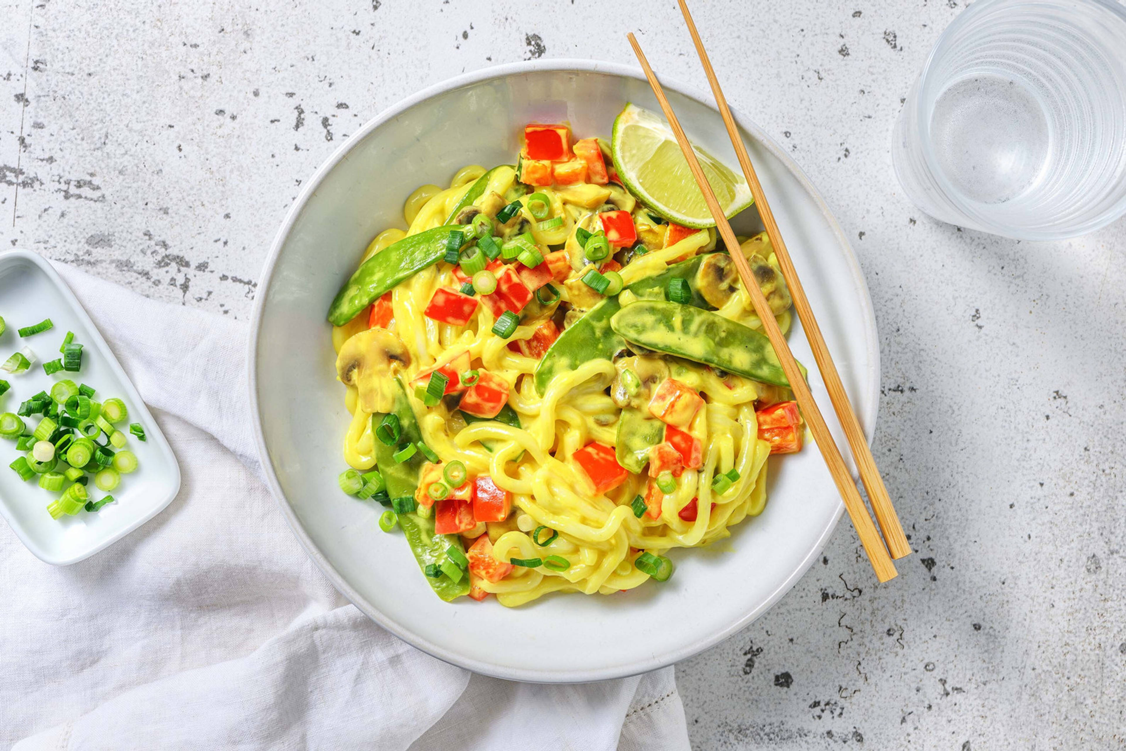 Nouilles au curry jaune, champignons et pois mange-tout 