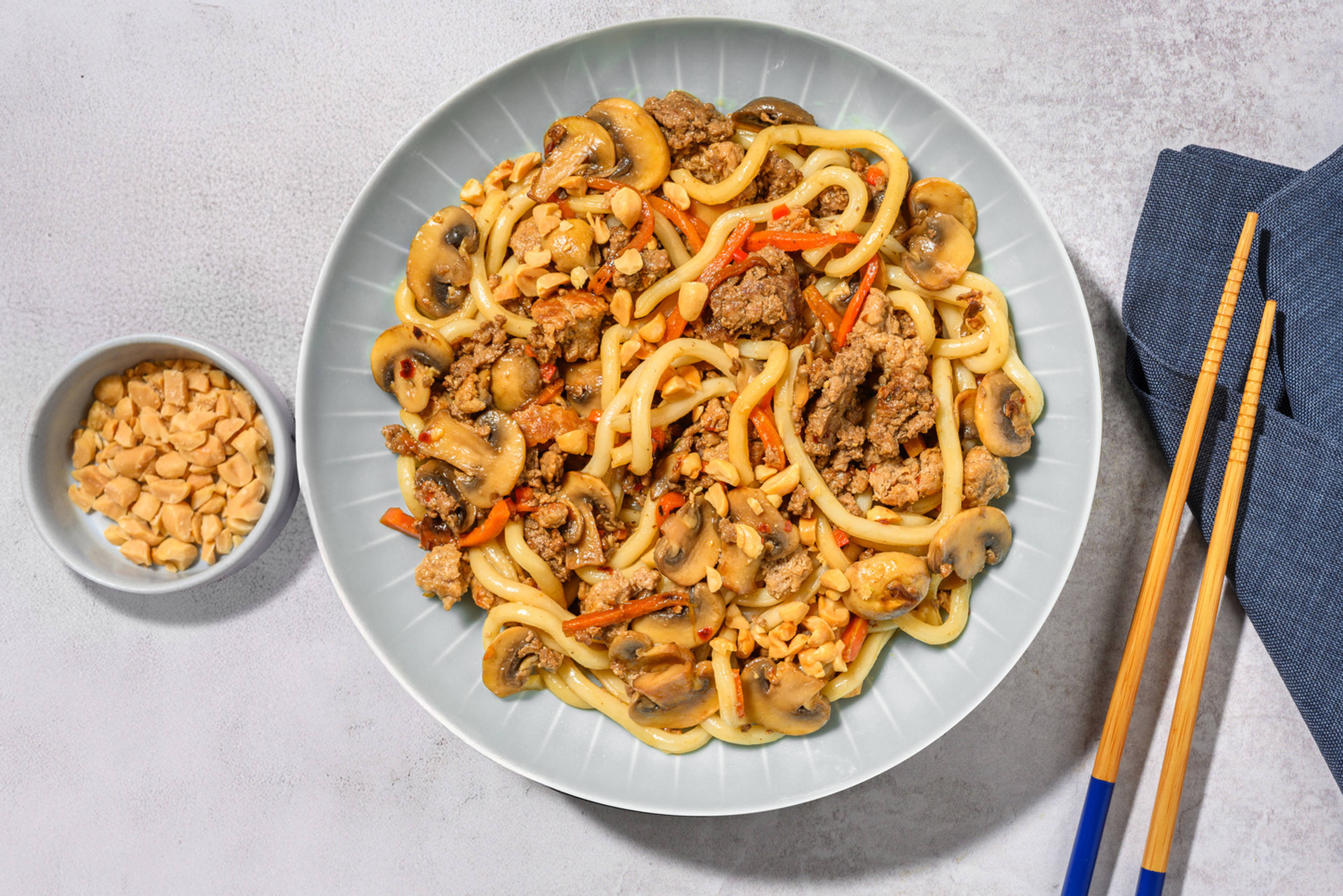 Yaki udon saltati alla salsiccia e funghi