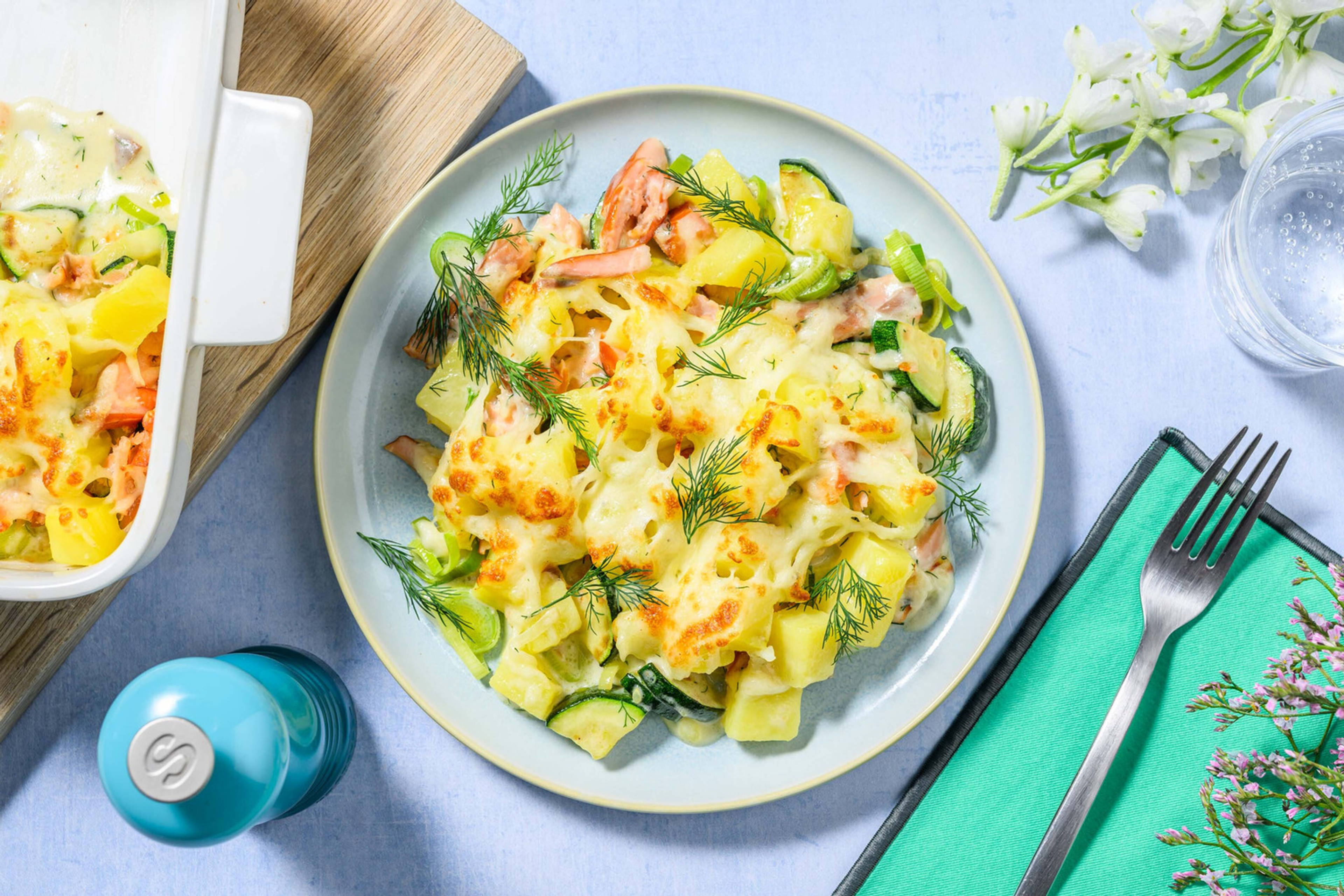 Romige aardappelschotel met warmgerookte zalm