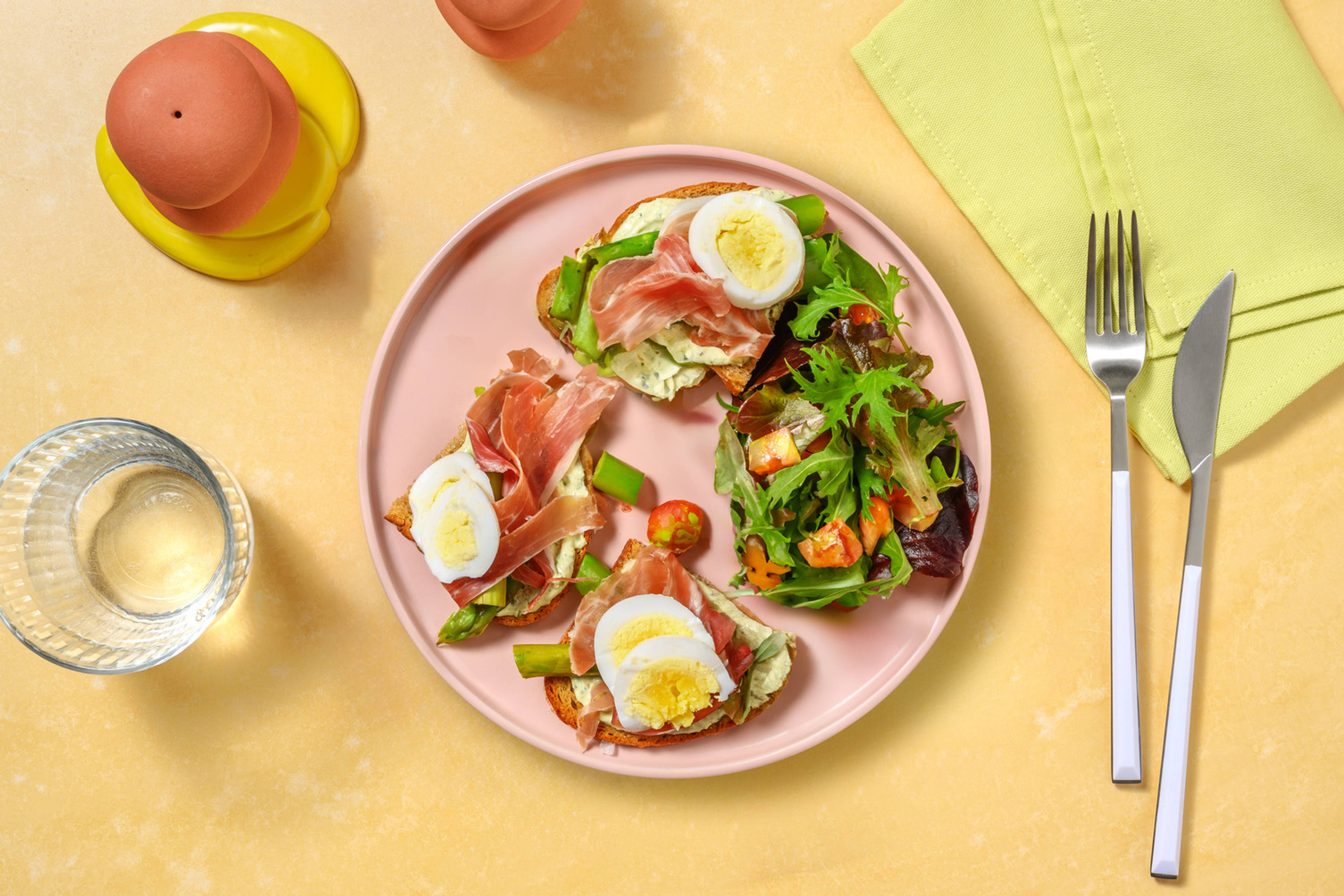Tartines de saison : asperges & jambon sec