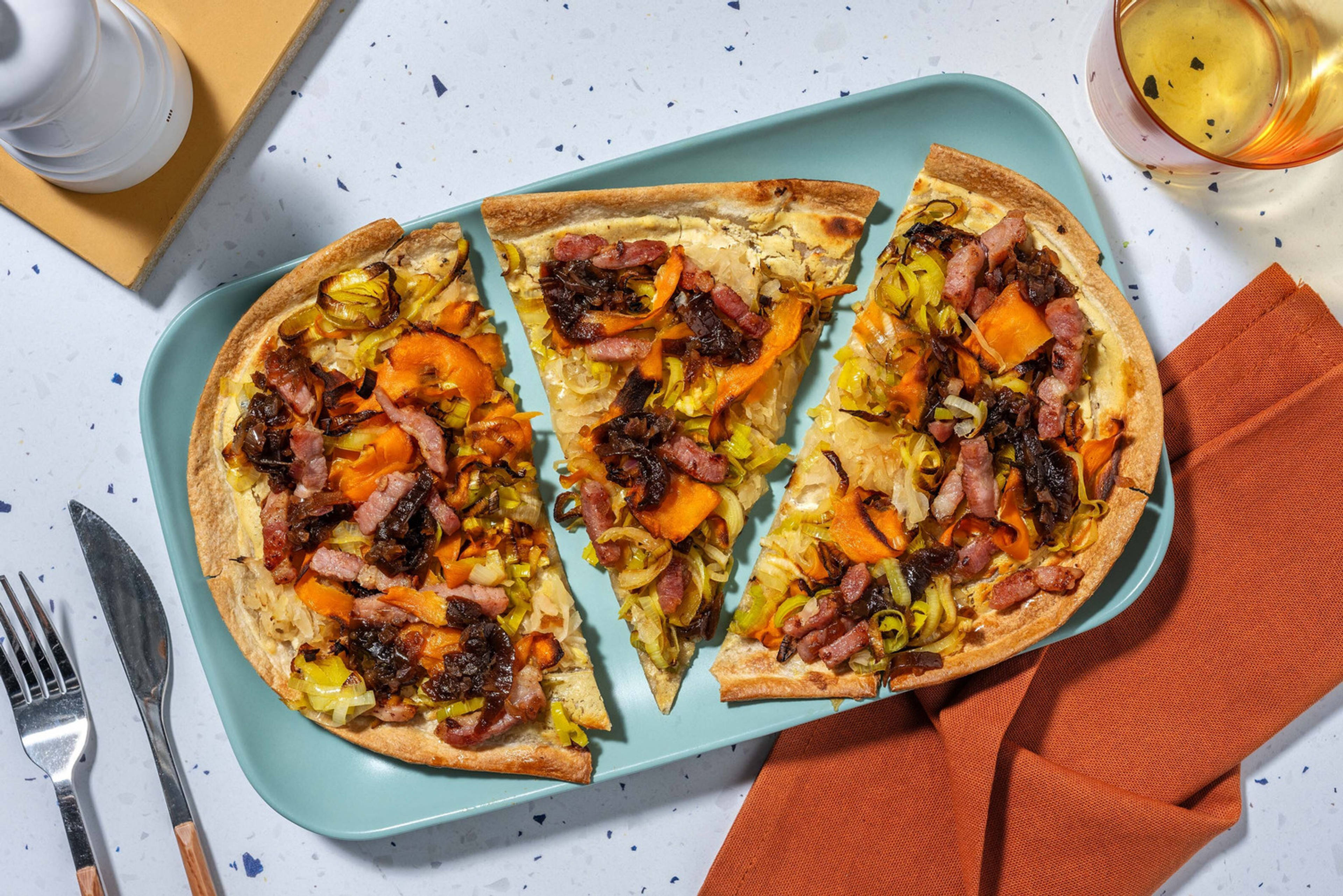 Flammkuchen met zuurkool en spekjes