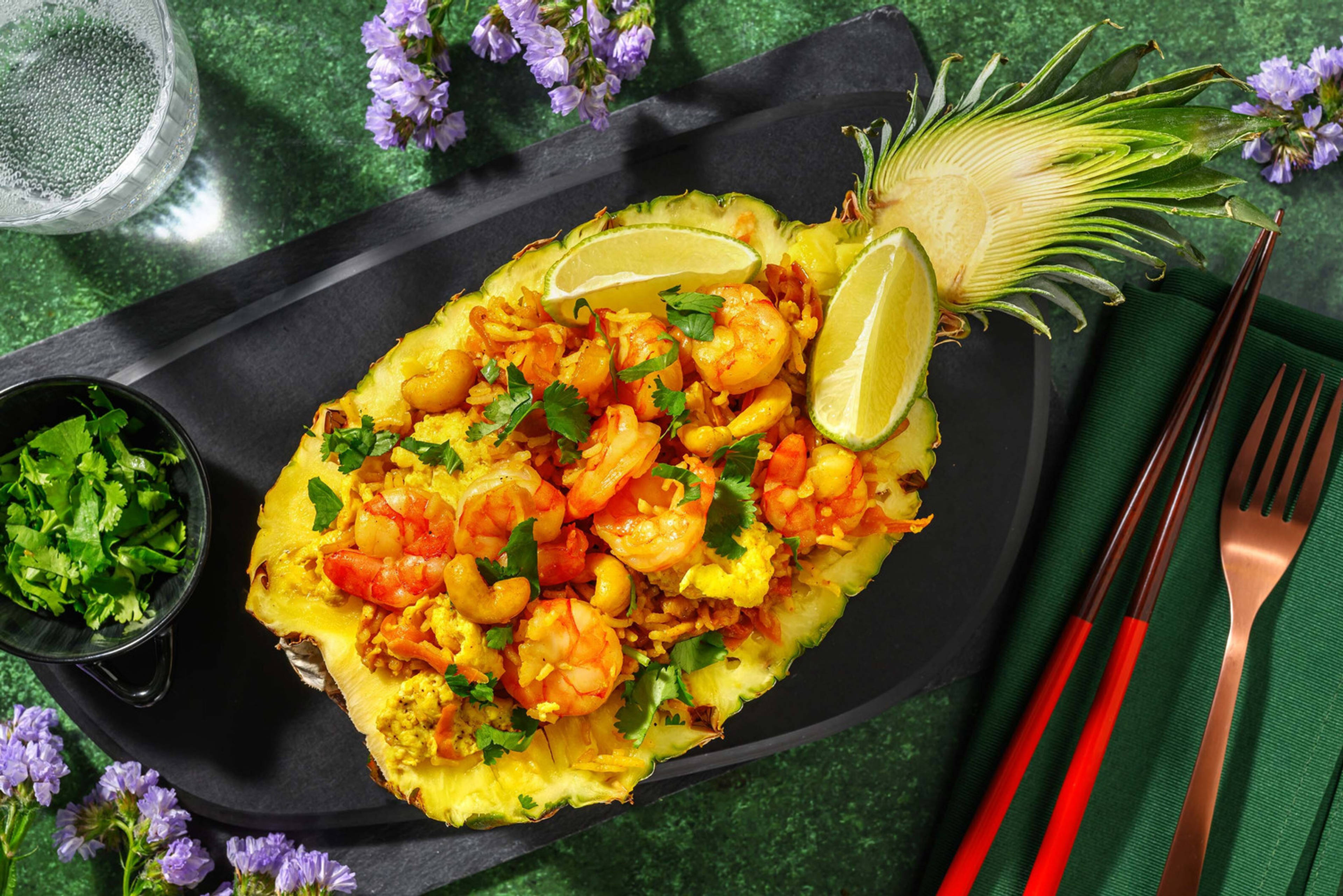 Khao pad sapparod - riso al curry, mazzancolle e ananas