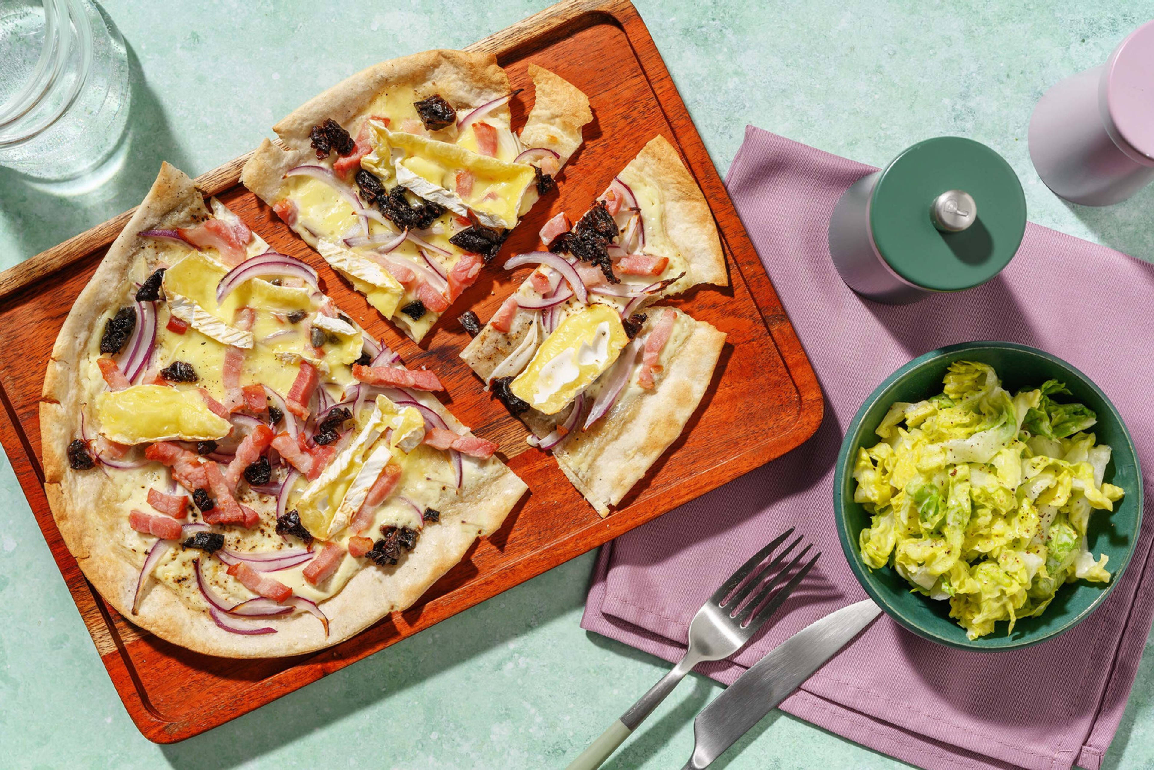 Flammkuchen mit Tomaten, Bacon & Camembert