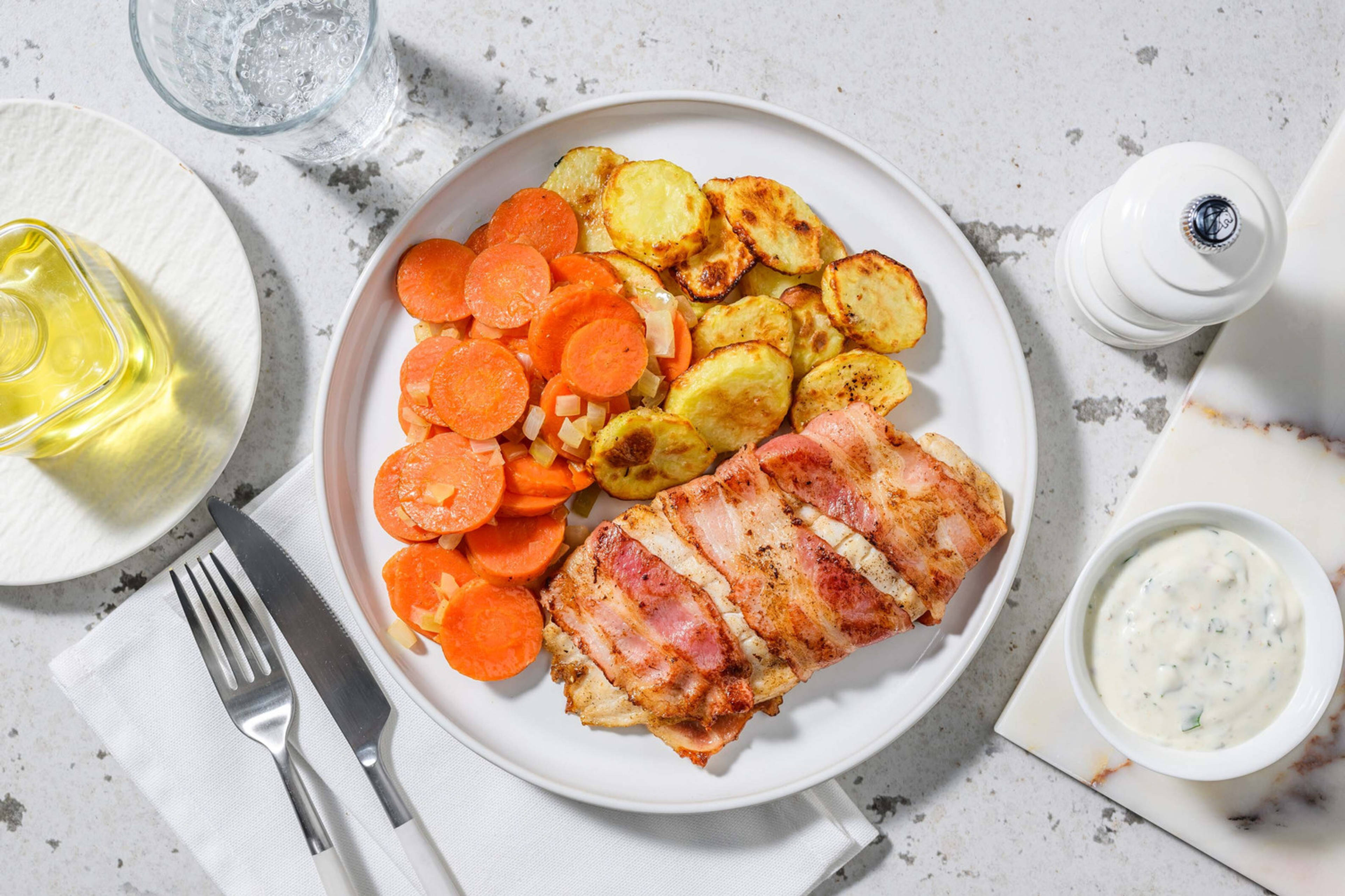 Pangasius enveloppé de lard et pommes de terre au four