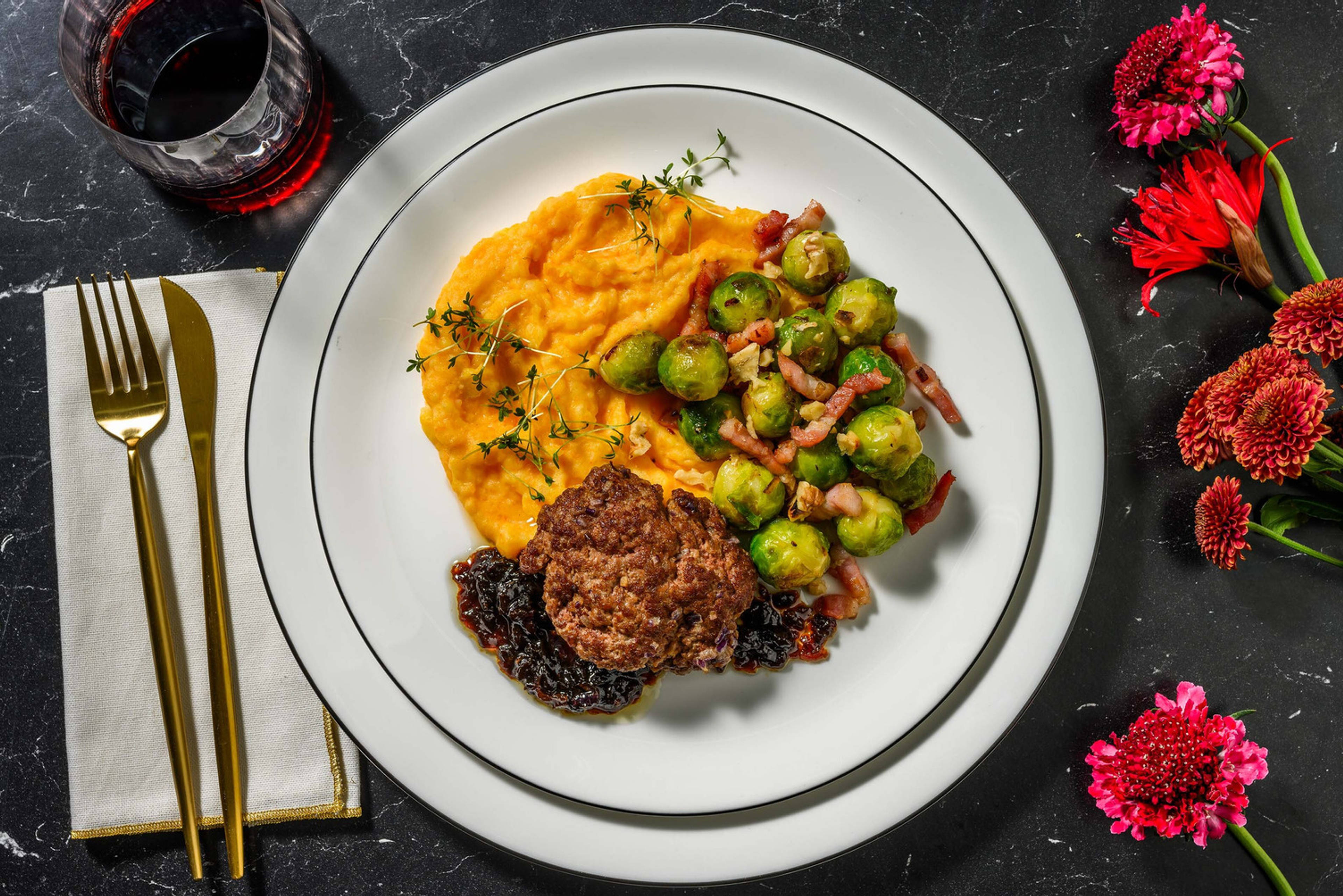 Kalfsburger deluxe met pompoenpuree en uiensaus