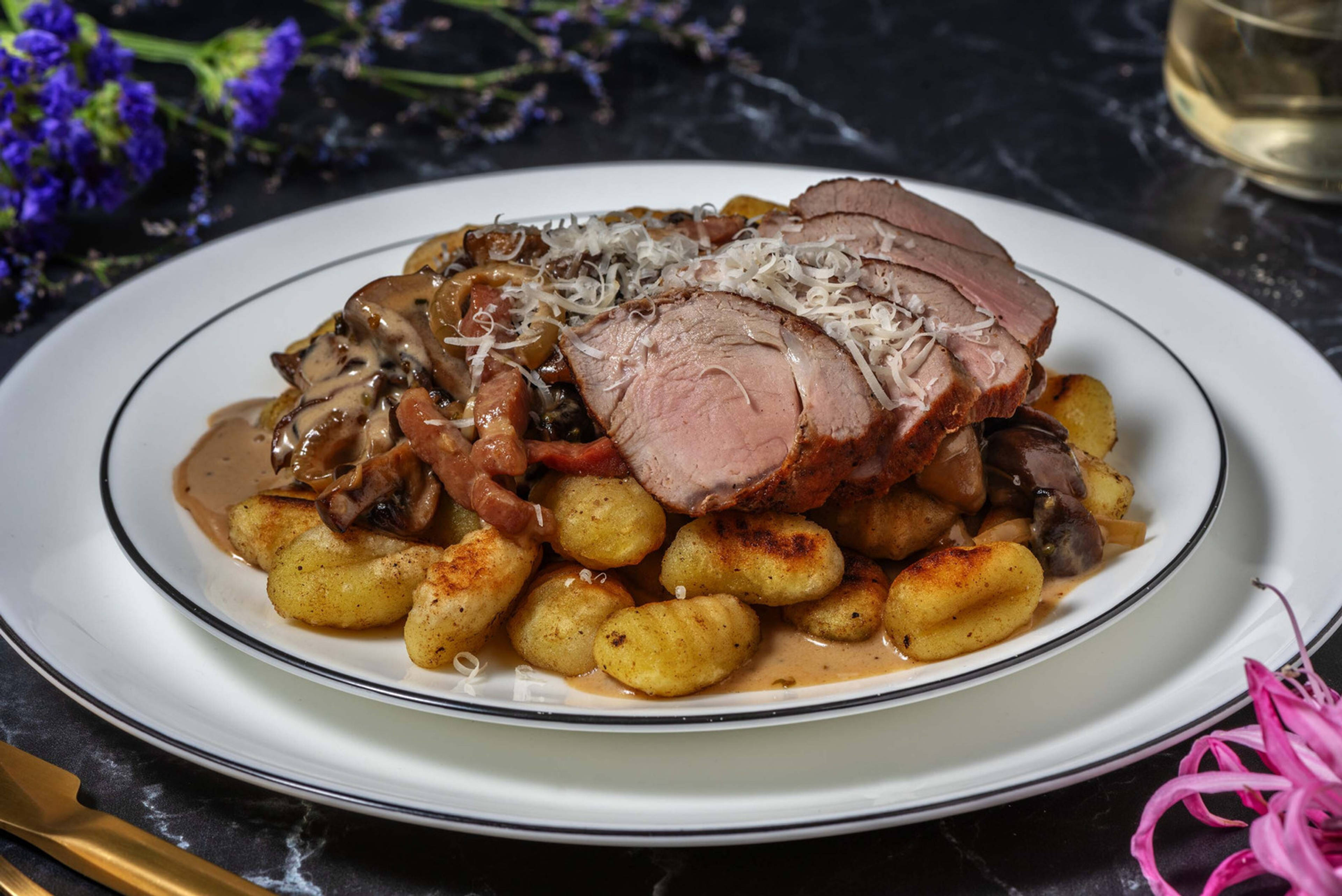 Varkenshaas met spekjes en gnocchi