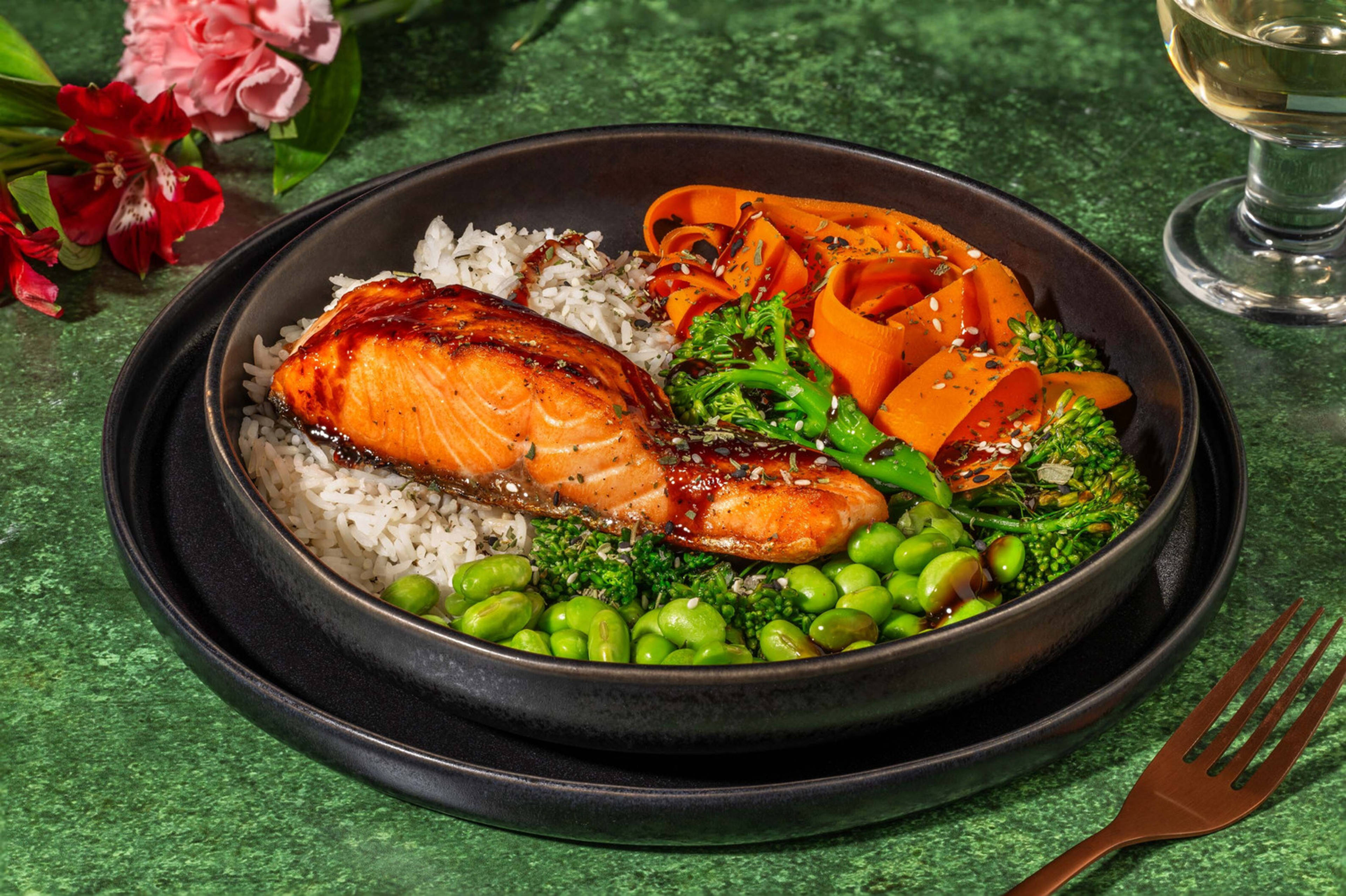 Teriyaki-zalmbowl met sojabonen