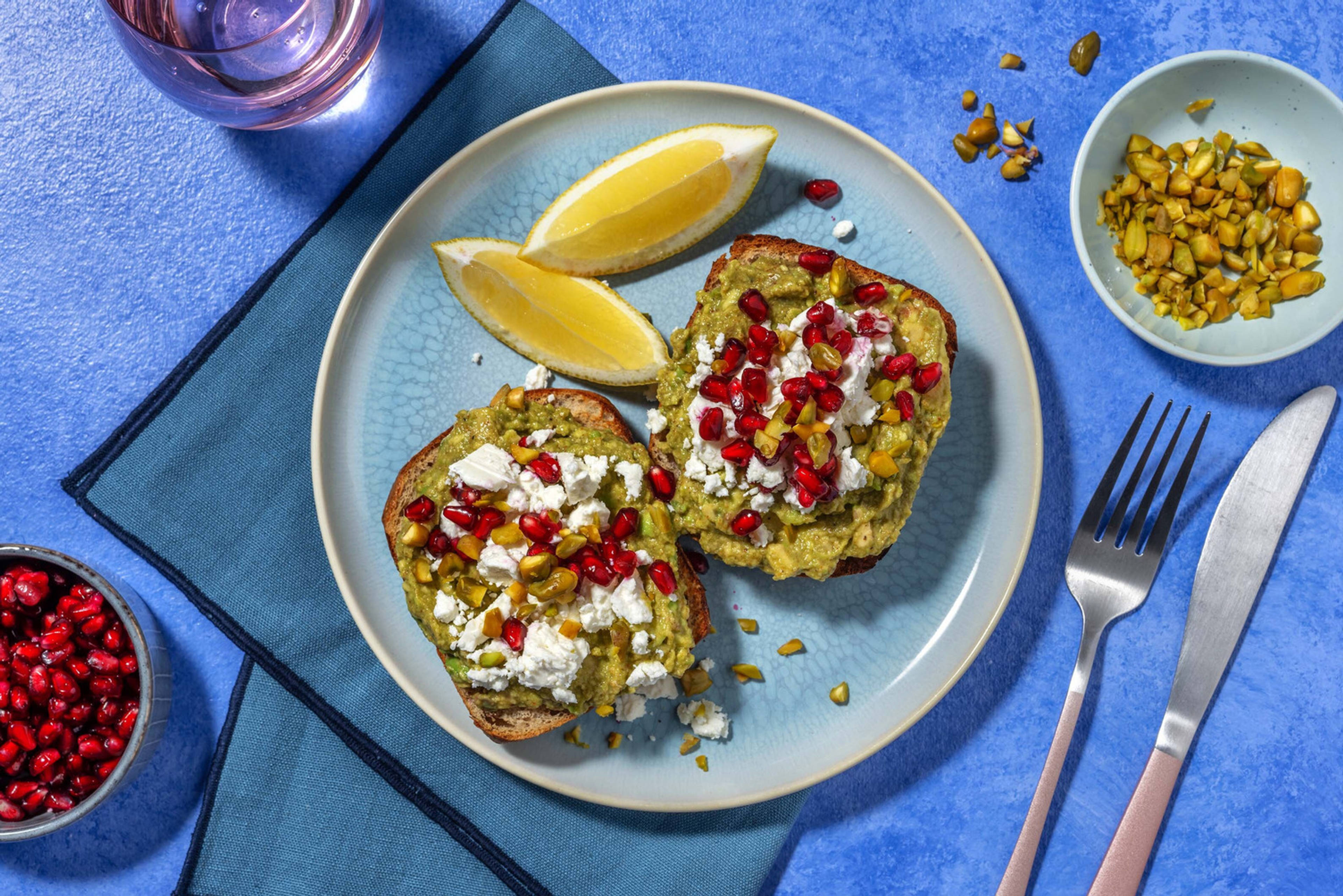 Smashed avocado toast op z'n Midden-Oosters