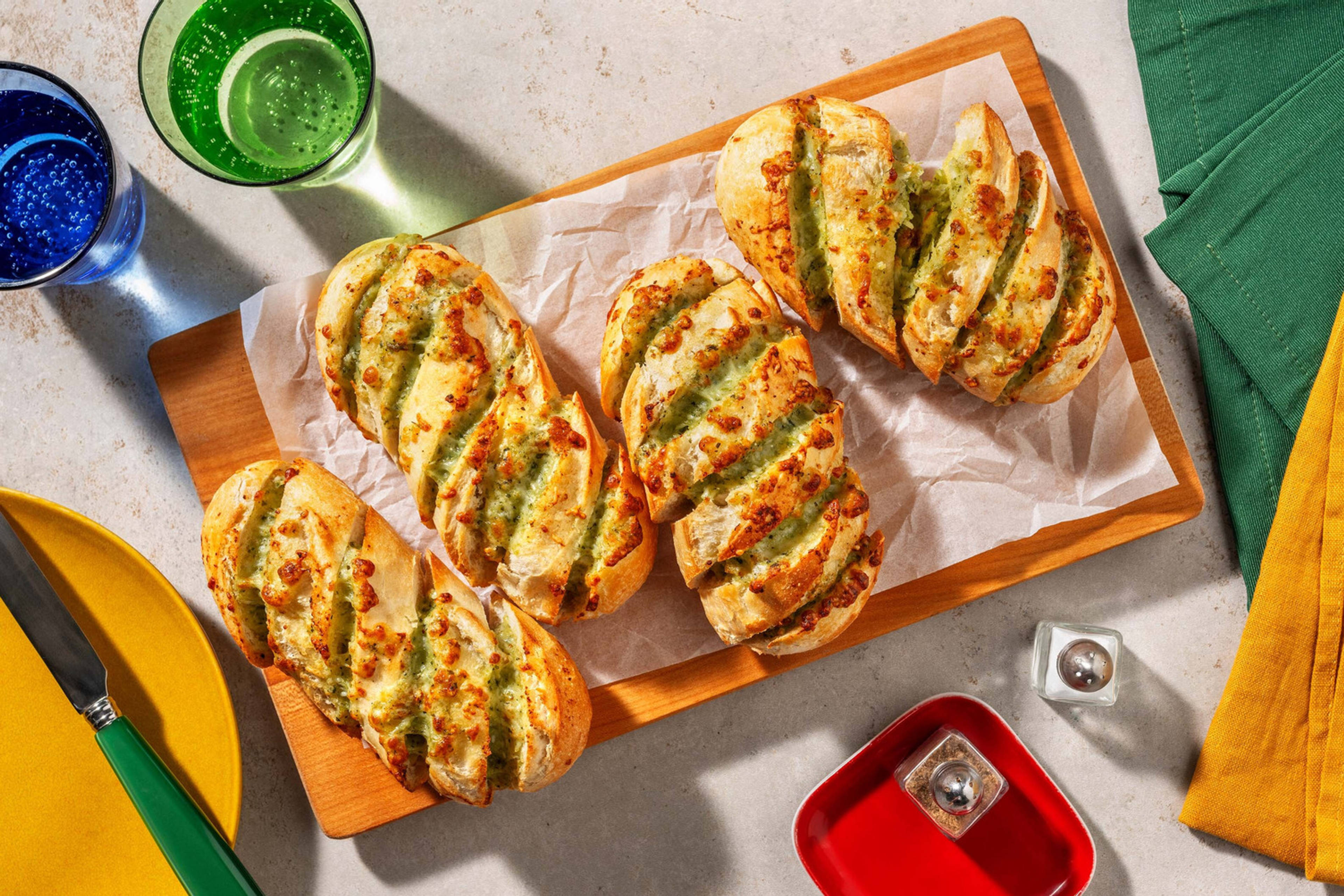 Zelfgemaakt knoflookbrood met kaas en pesto als extra