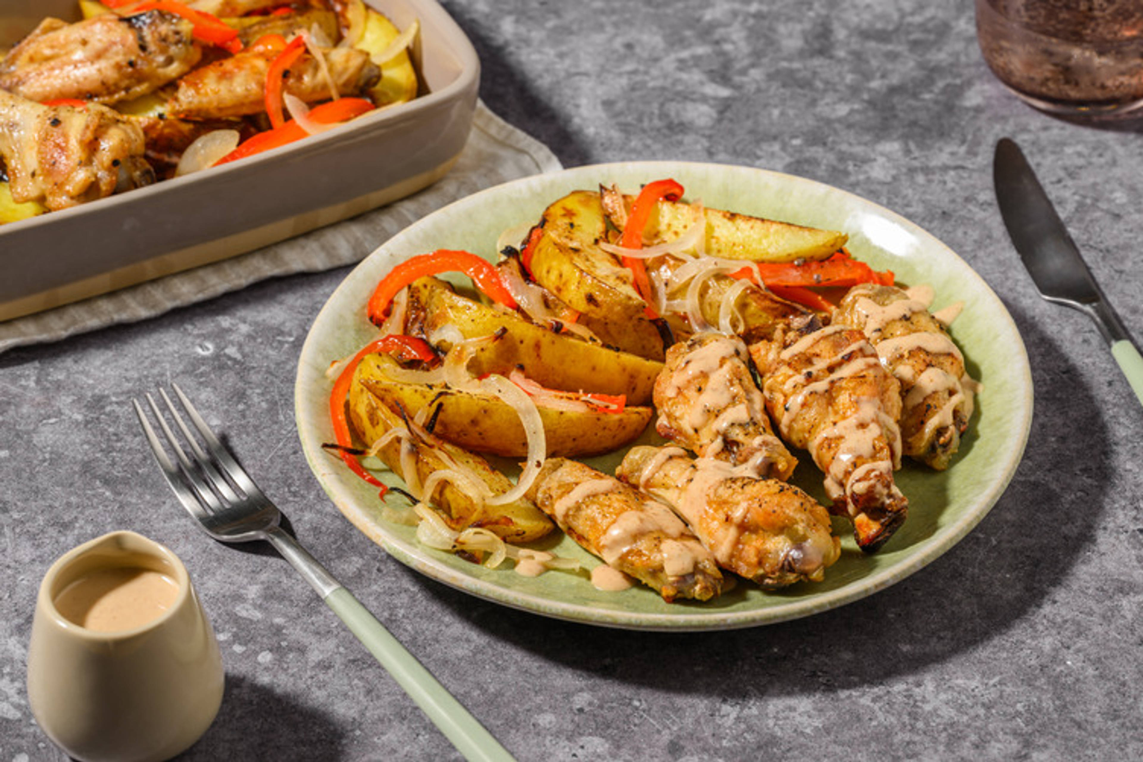 Alitas de pollo asadas con salsa satay casera