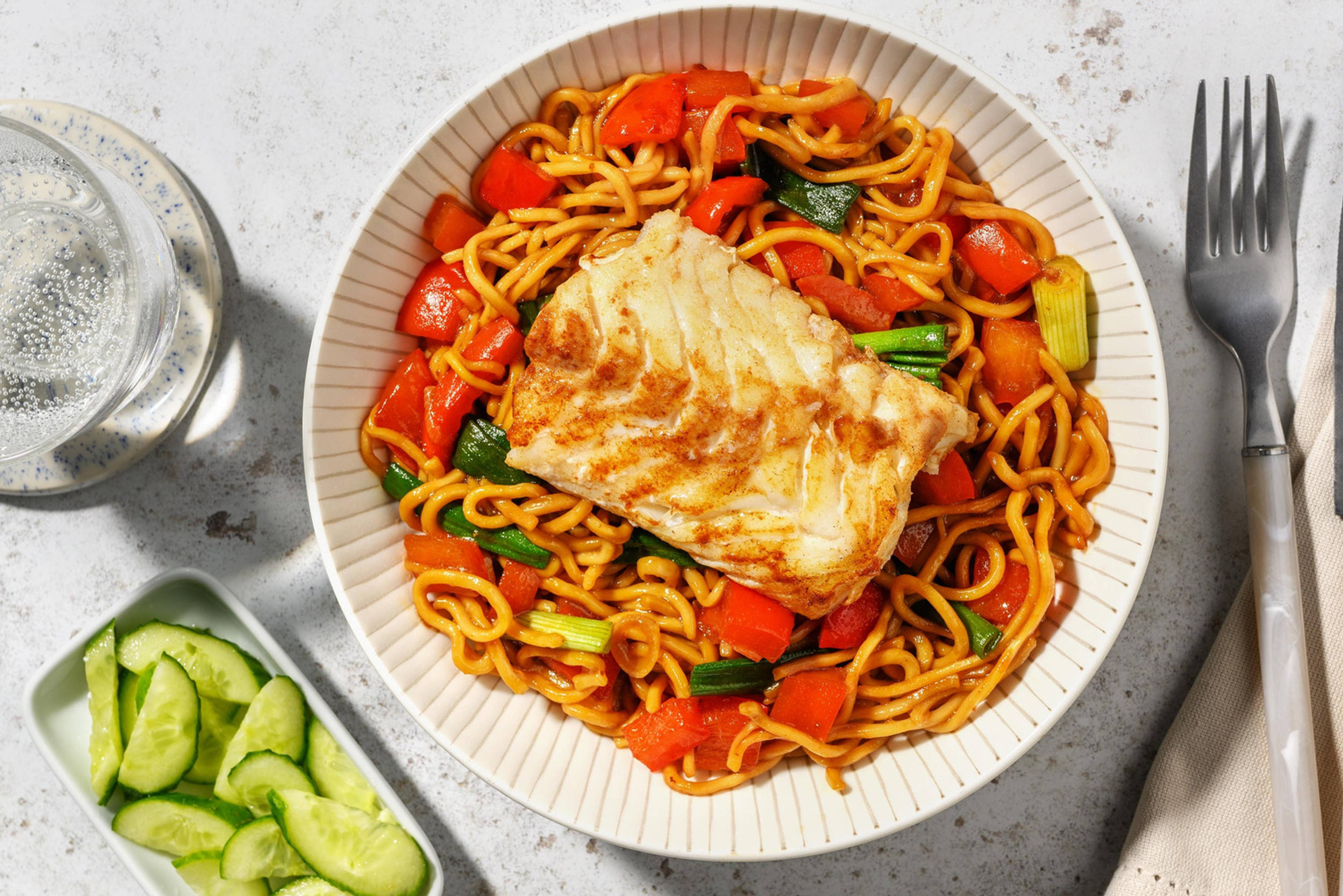 Kabeljauwfilet met noedels en zwarte-bonenpasta