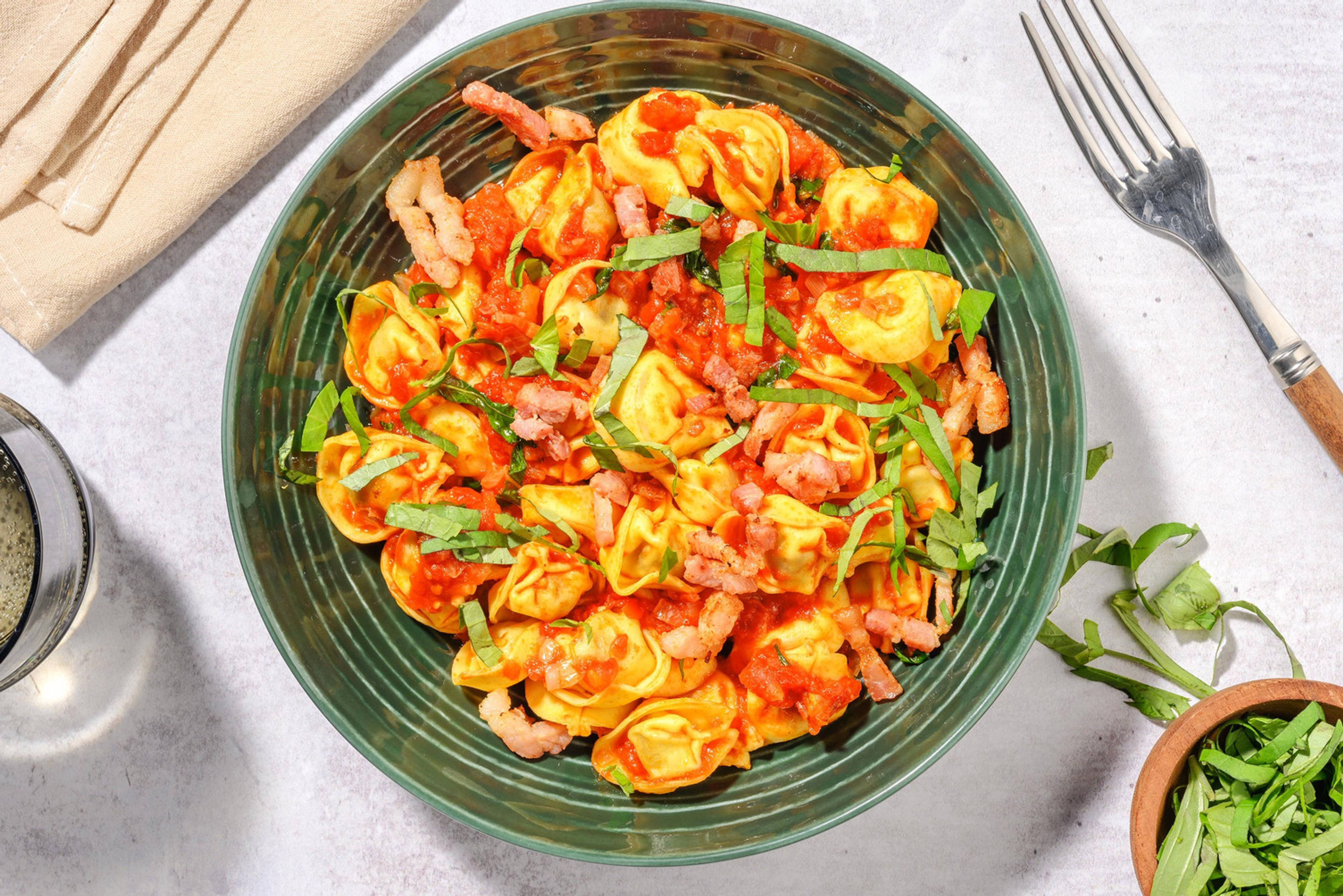 Rask bacon- og tortelloniarrabiata