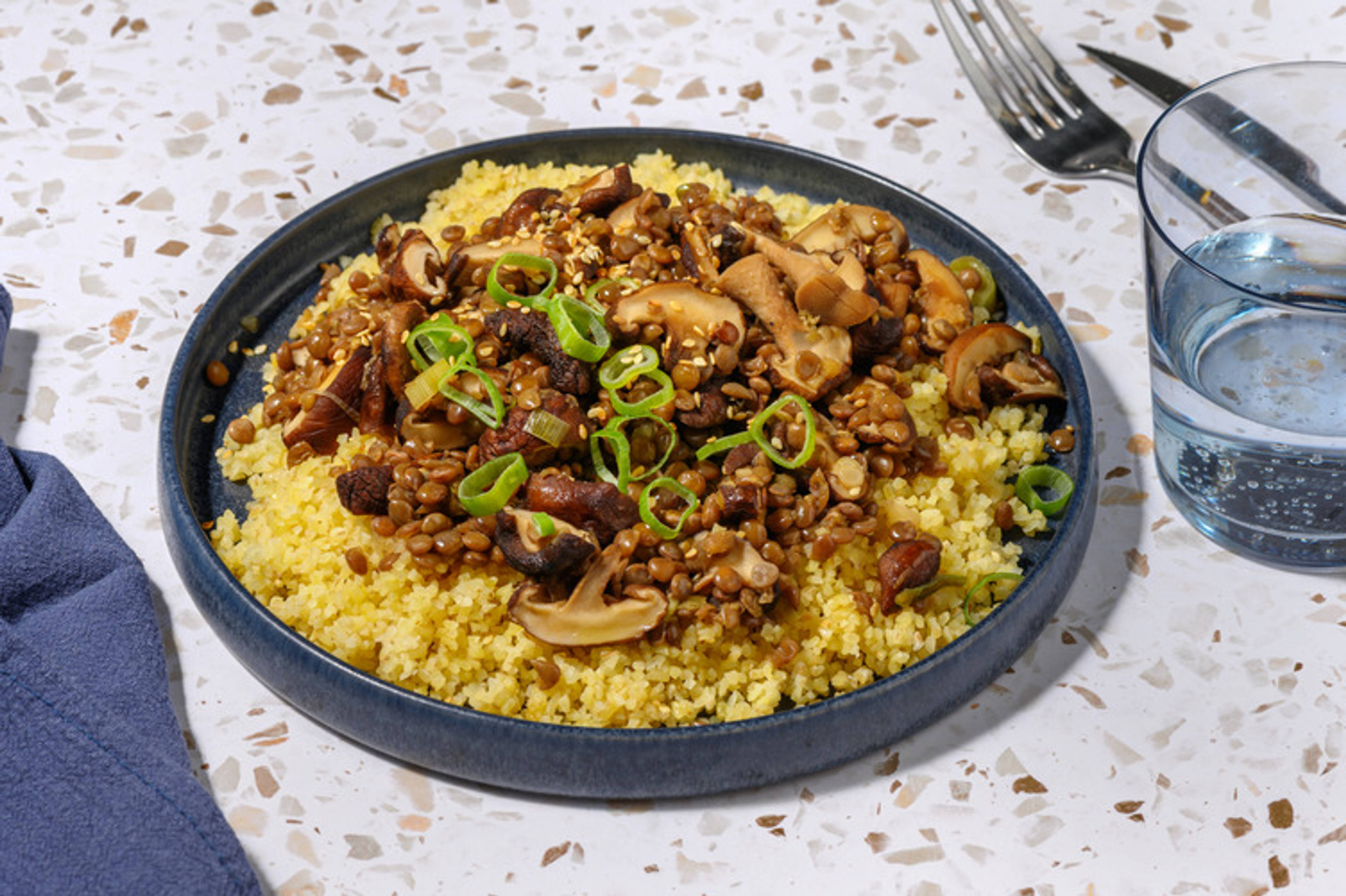 Insalata vegana di bulgur, shiitake e lenticchie
