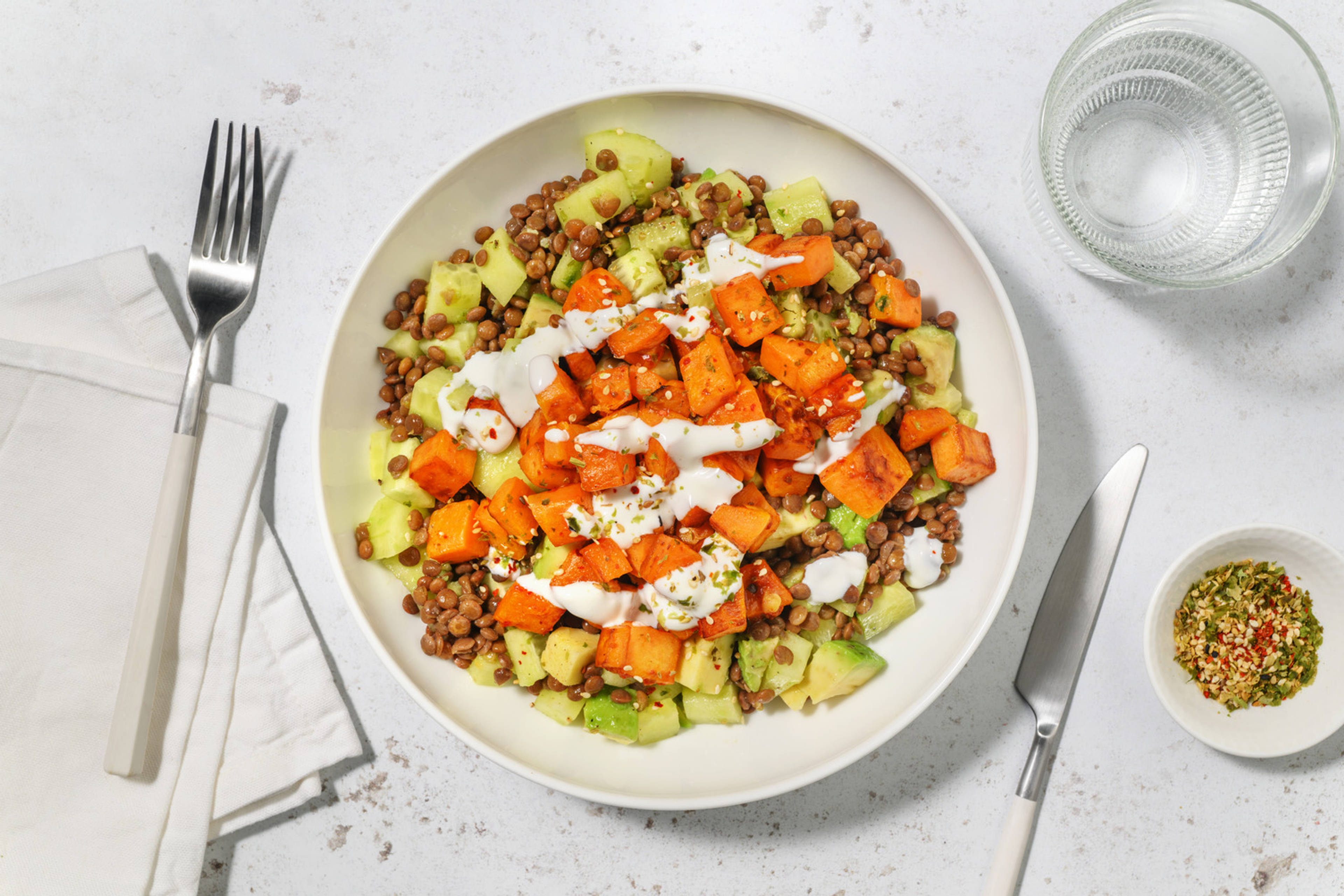 Bowl veggie di lenticchie, patata dolce e avocado
